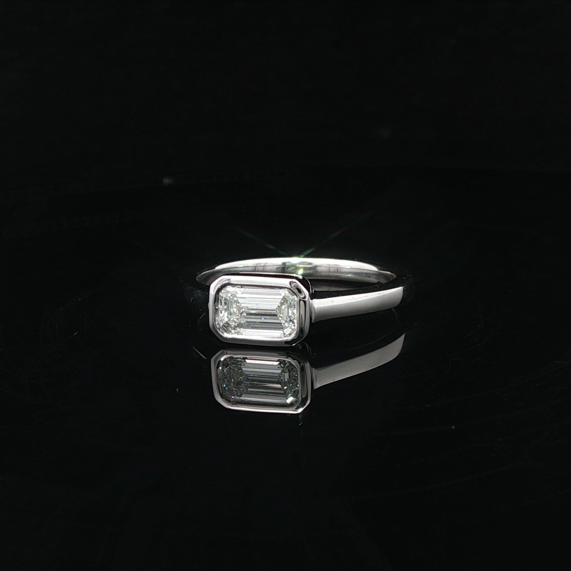 Neu Platin .70ct GIA D VS1 Länglicher Smaragdschliff Lünette Diamant Solitär Ring im Angebot 6
