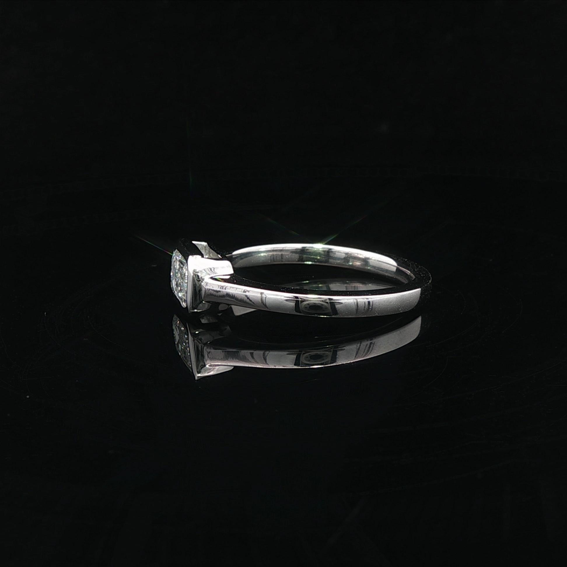 Neu Platin .70ct GIA D VS1 Länglicher Smaragdschliff Lünette Diamant Solitär Ring im Angebot 7