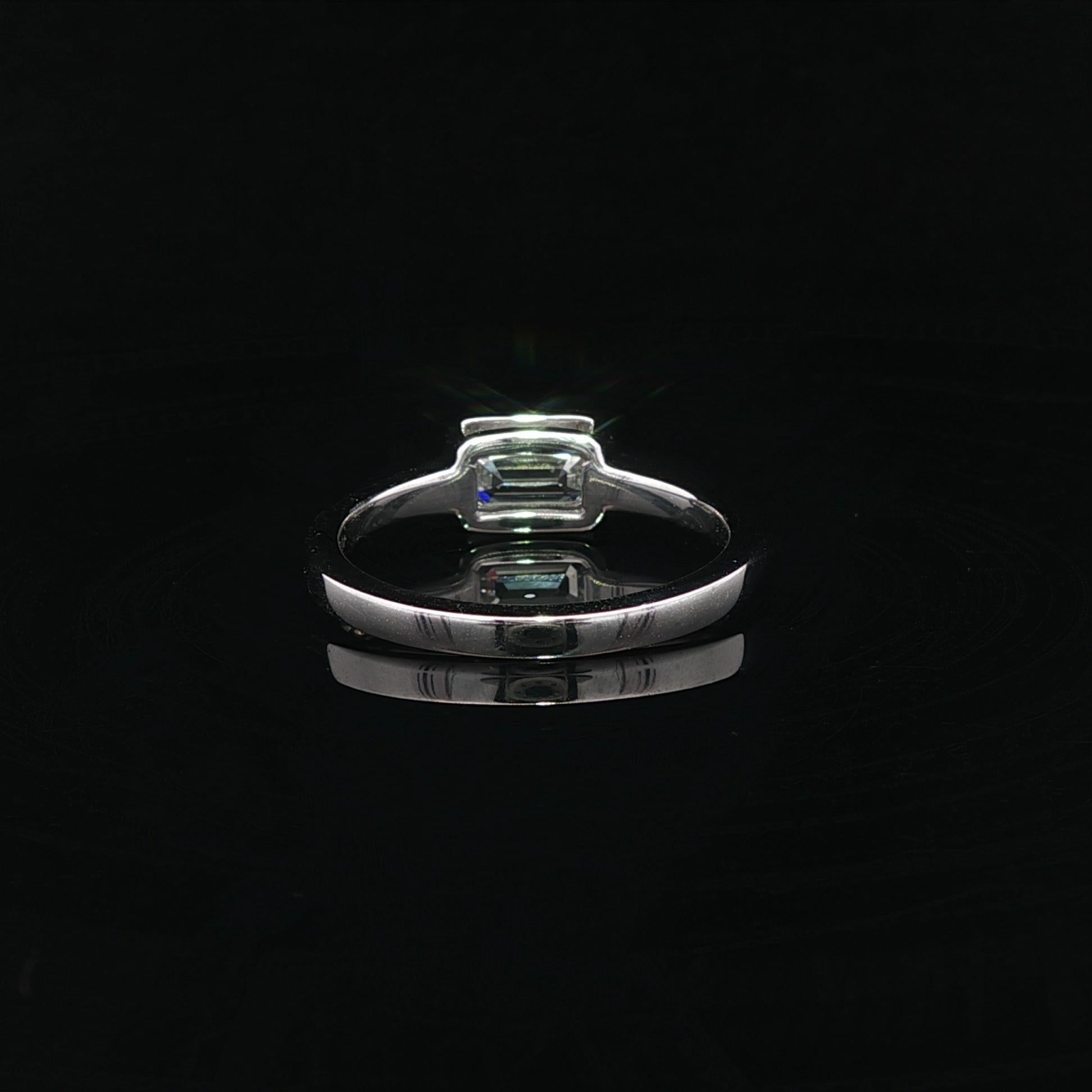 Neu Platin .70ct GIA D VS1 Länglicher Smaragdschliff Lünette Diamant Solitär Ring im Angebot 8