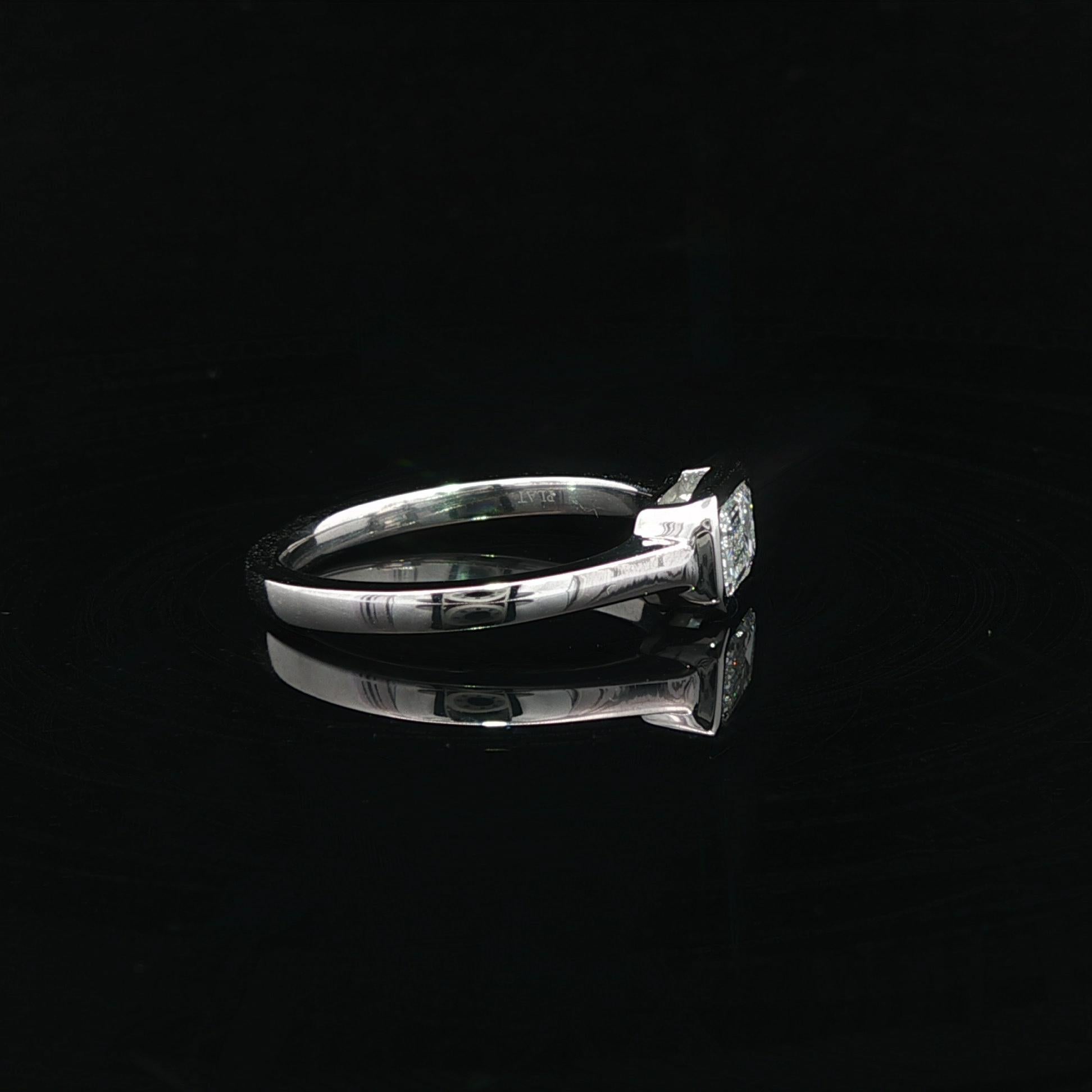 Neu Platin .70ct GIA D VS1 Länglicher Smaragdschliff Lünette Diamant Solitär Ring im Angebot 9