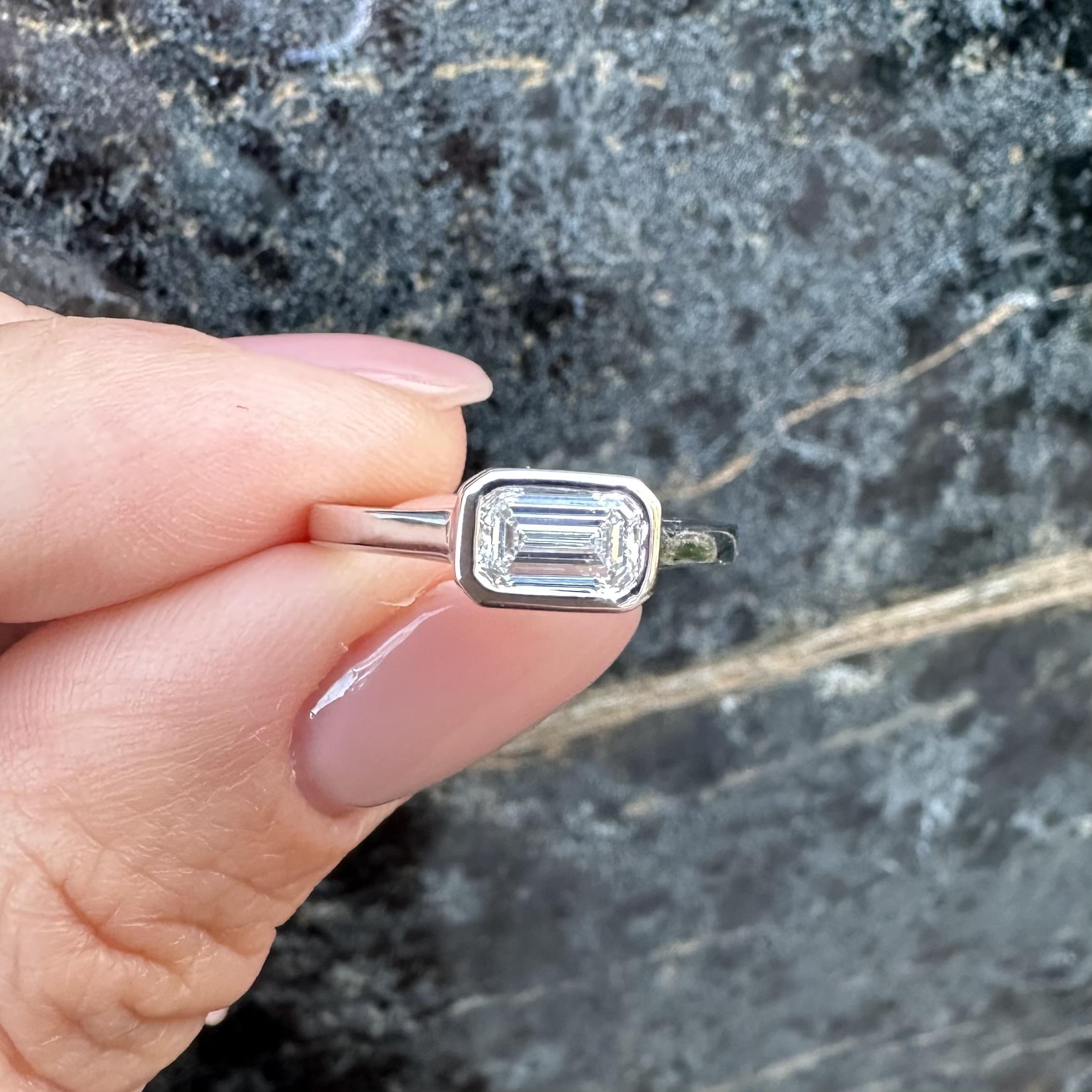 Neu Platin .70ct GIA D VS1 Länglicher Smaragdschliff Lünette Diamant Solitär Ring im Angebot 11