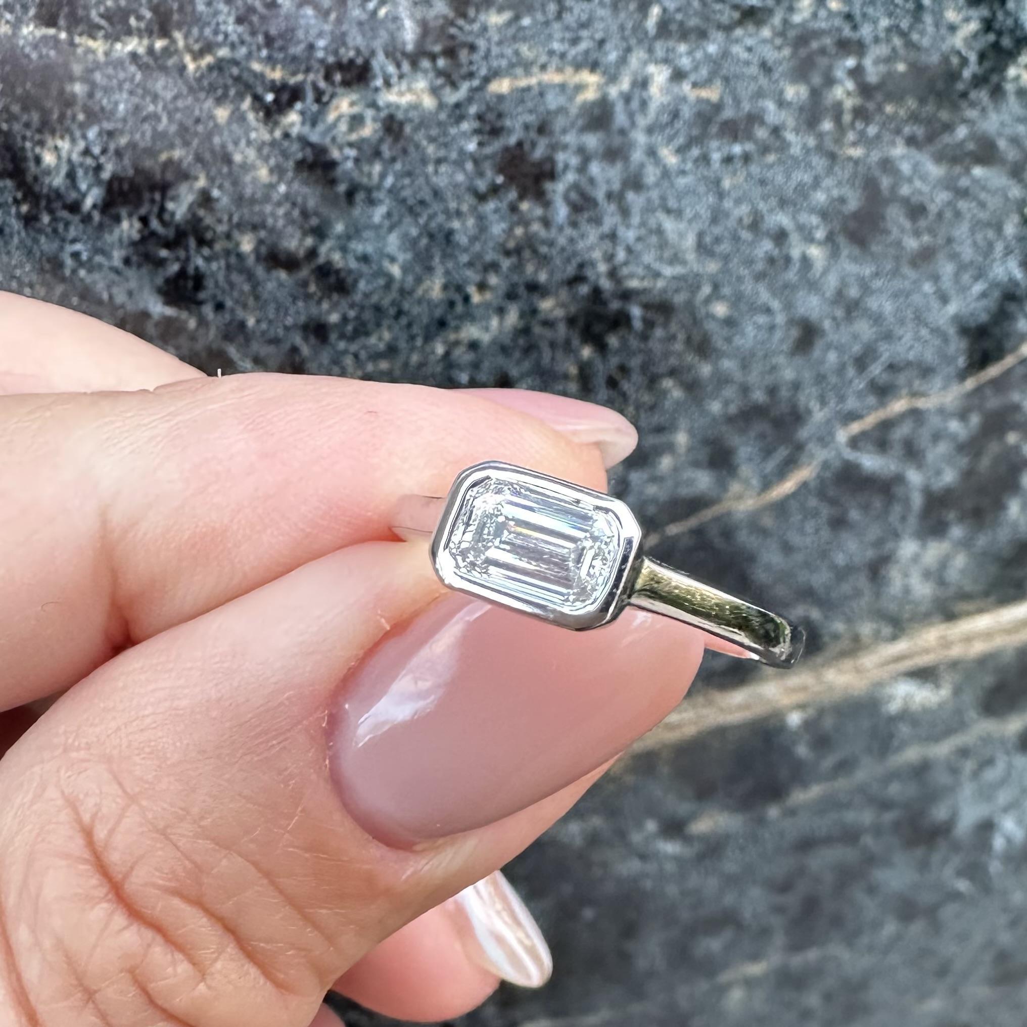 Neu Platin .70ct GIA D VS1 Länglicher Smaragdschliff Lünette Diamant Solitär Ring im Angebot 12