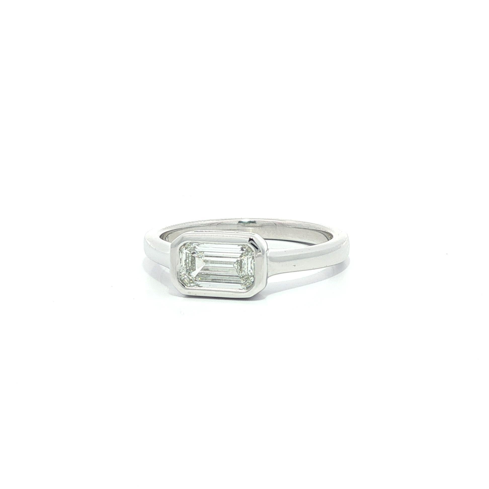 Neu Platin .70ct GIA D VS1 Länglicher Smaragdschliff Lünette Diamant Solitär Ring Damen im Angebot