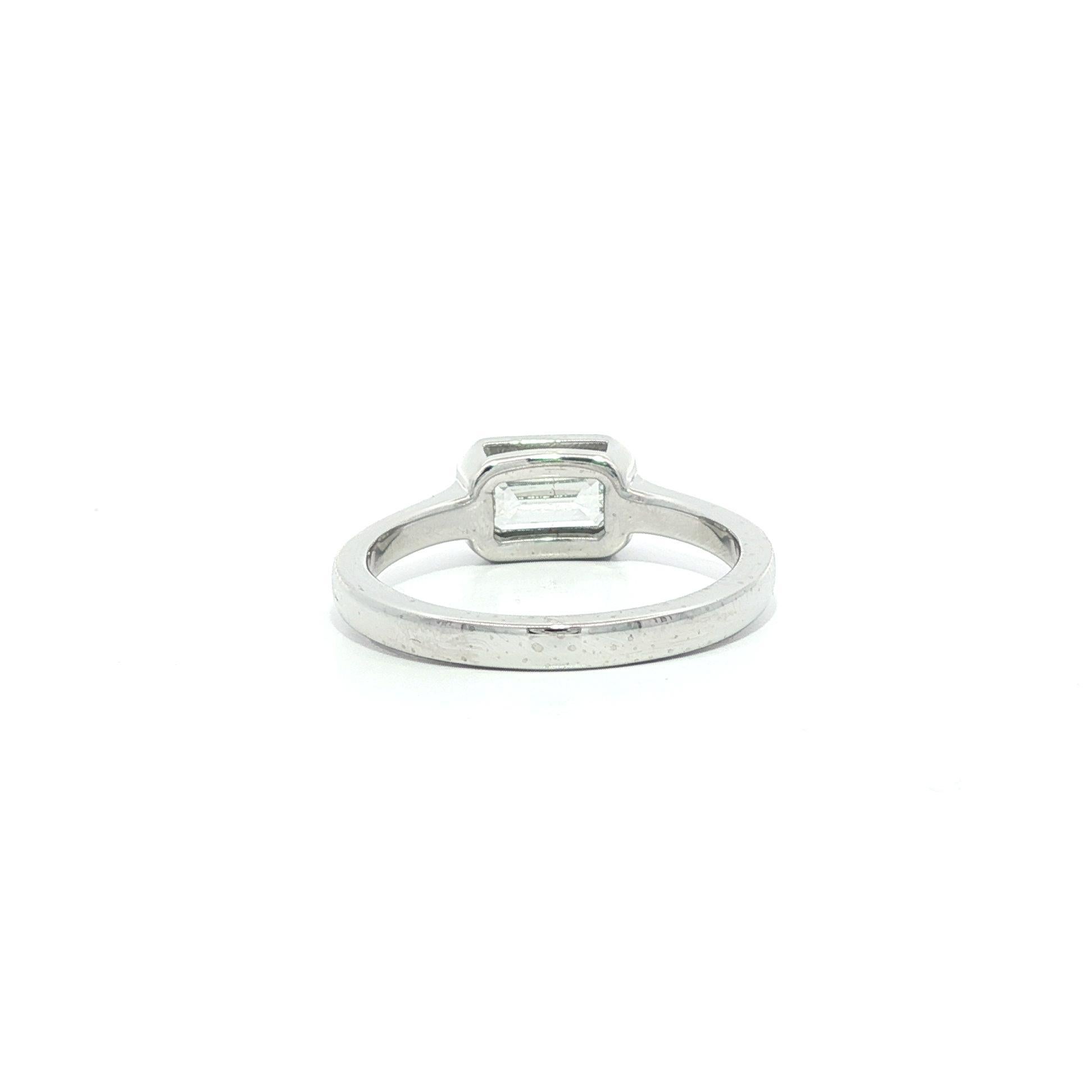 Neu Platin .70ct GIA D VS1 Länglicher Smaragdschliff Lünette Diamant Solitär Ring im Angebot 2