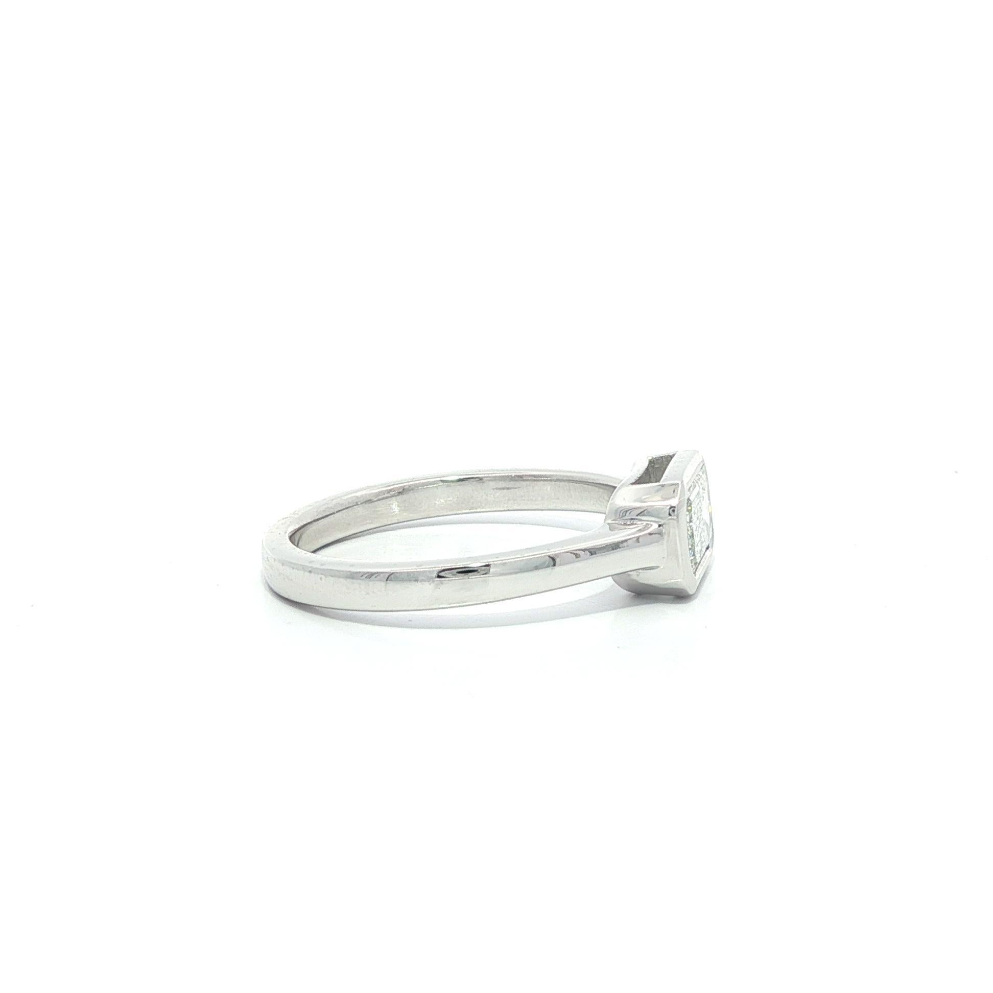 Neu Platin .70ct GIA D VS1 Länglicher Smaragdschliff Lünette Diamant Solitär Ring im Angebot 3