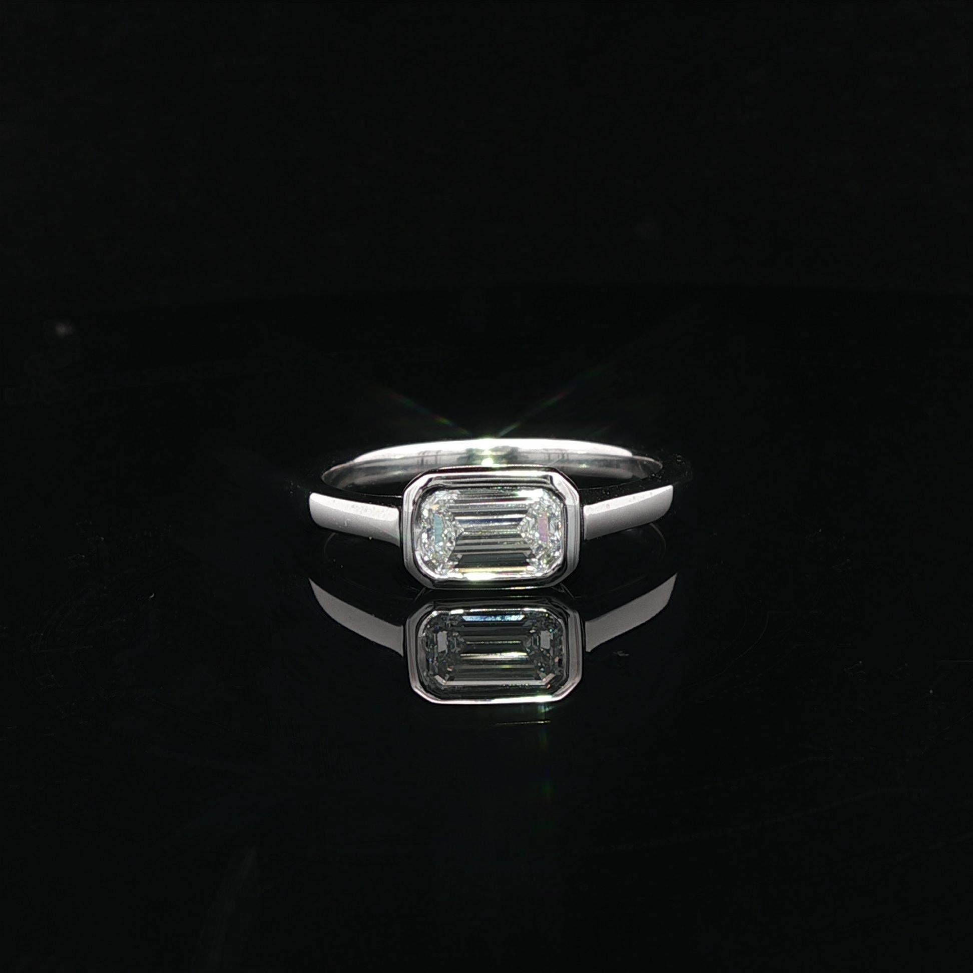 Neu Platin .70ct GIA D VS1 Länglicher Smaragdschliff Lünette Diamant Solitär Ring im Angebot 4