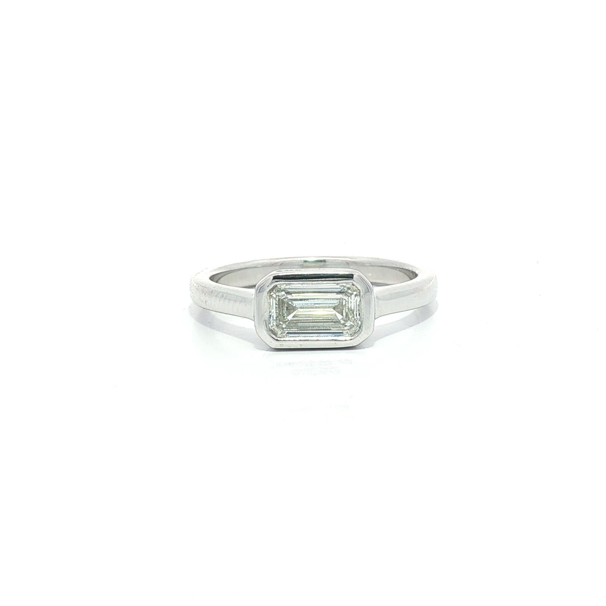 Neu Platin .70ct GIA D VS1 Länglicher Smaragdschliff Lünette Diamant Solitär Ring
