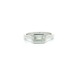 Neu Platin .70ct GIA D VS1 Länglicher Smaragdschliff Lünette Diamant Solitär Ring