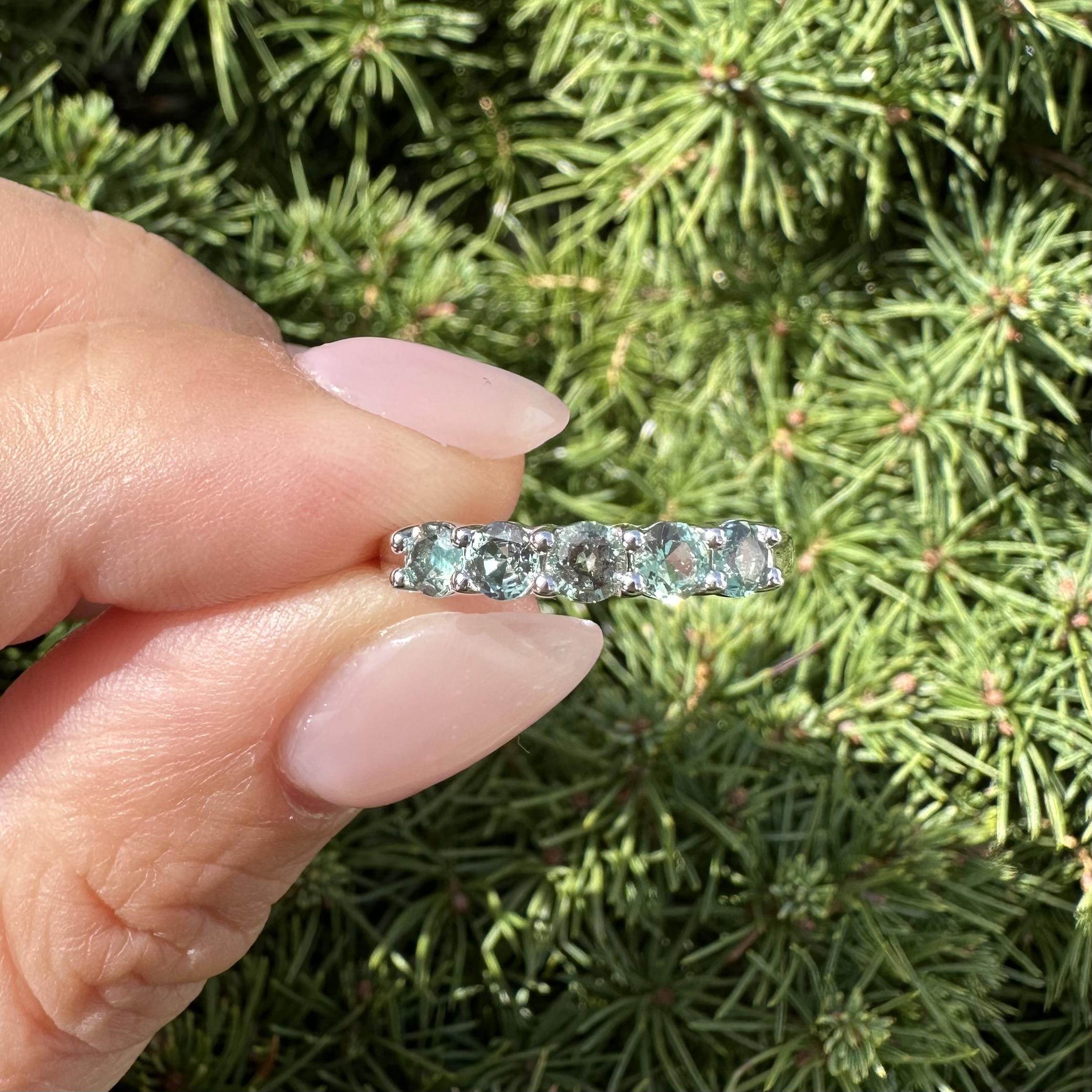 New Platinum GIA 0.93ctw Color Change Brazilian Alexandrite 5 Stone Band Ring en vente 11