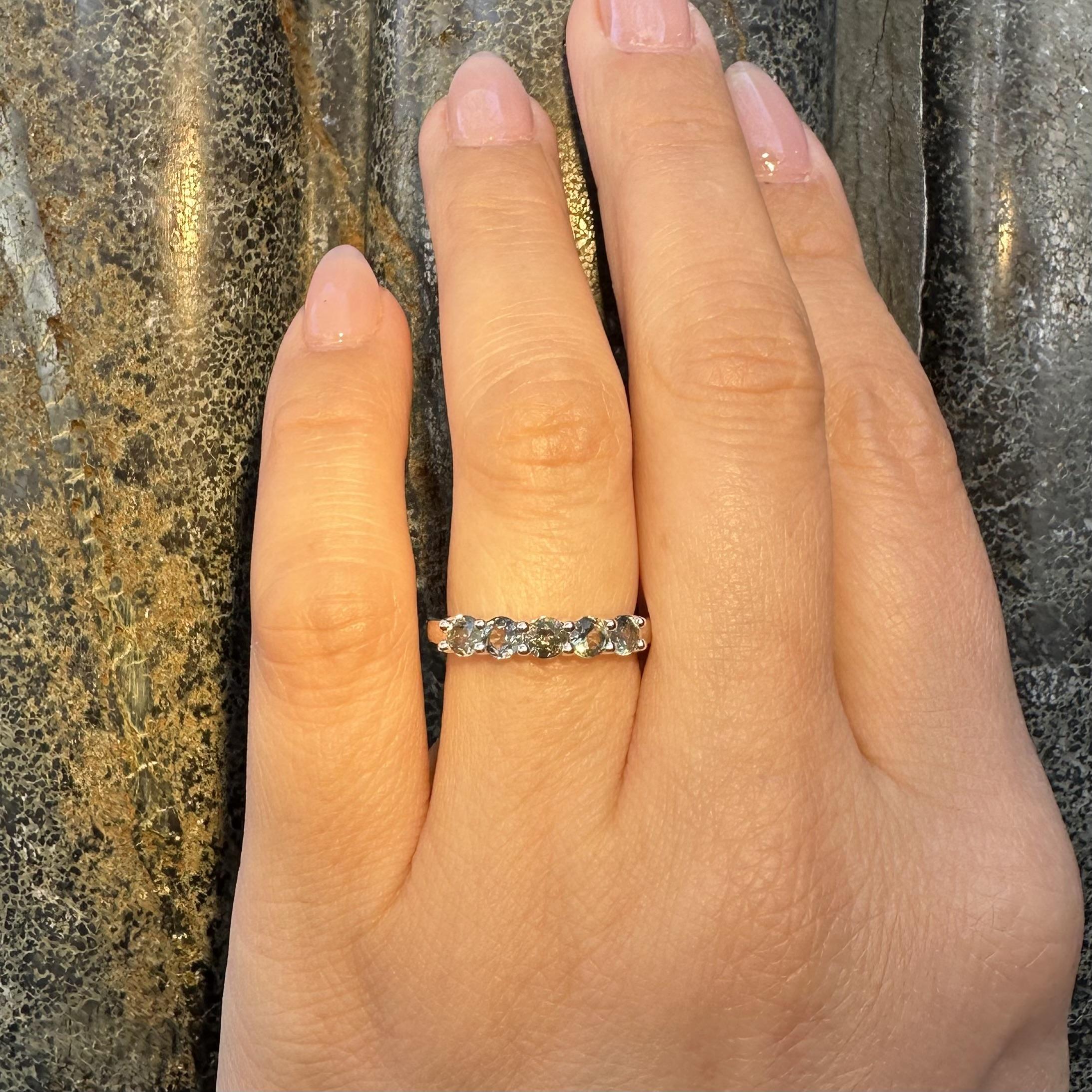 Taille brillant New Platinum GIA 0.93ctw Color Change Brazilian Alexandrite 5 Stone Band Ring en vente