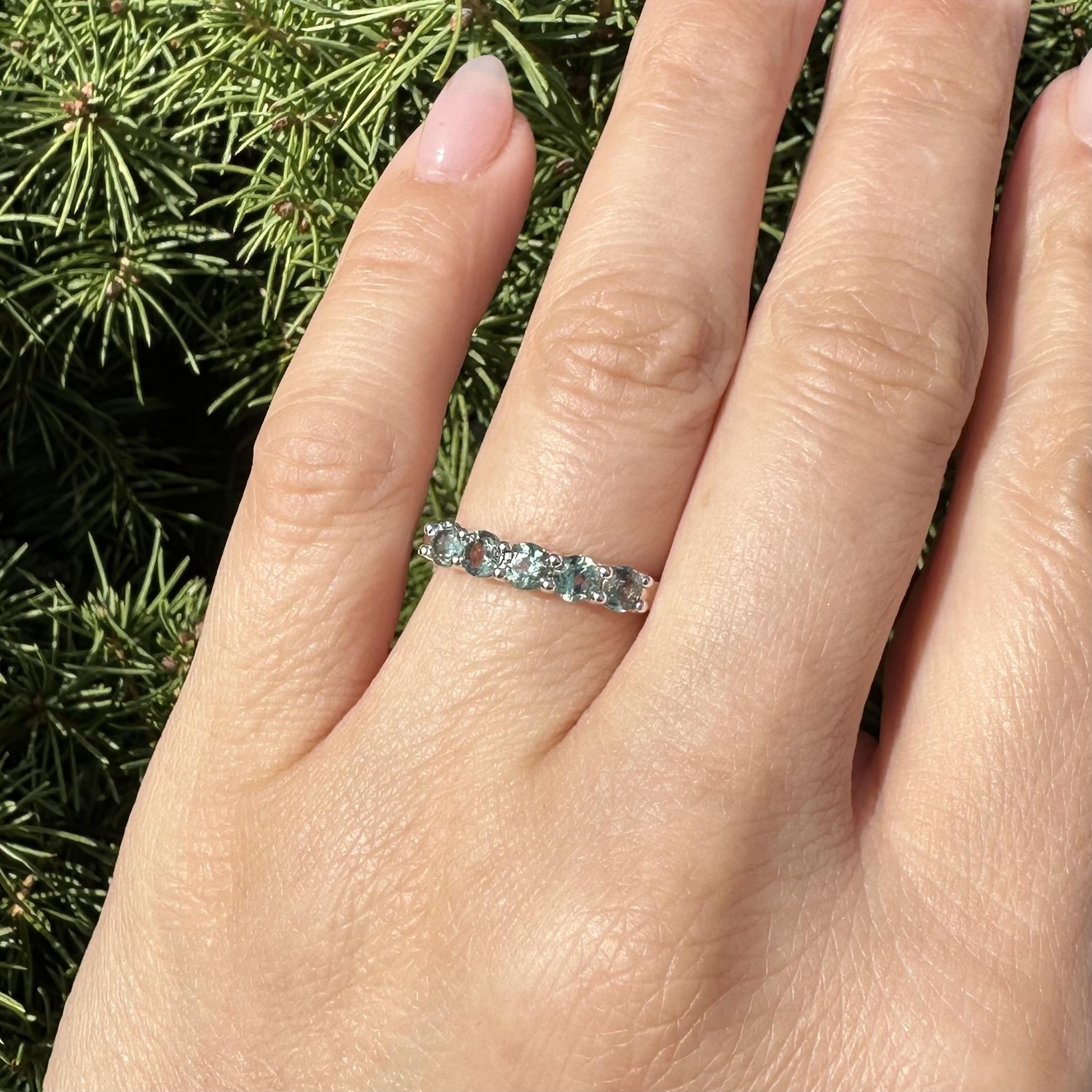 New Platinum GIA 0.93ctw Color Change Brazilian Alexandrite 5 Stone Band Ring Neuf - En vente à Montclair, NJ