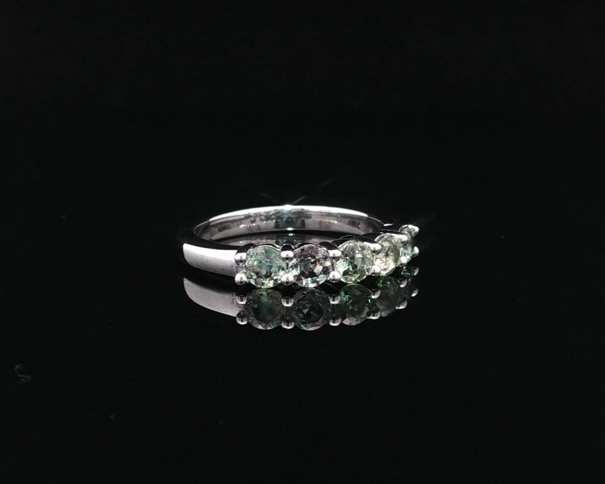 New Platinum GIA 0.93ctw Color Change Brazilian Alexandrite 5 Stone Band Ring Pour femmes en vente