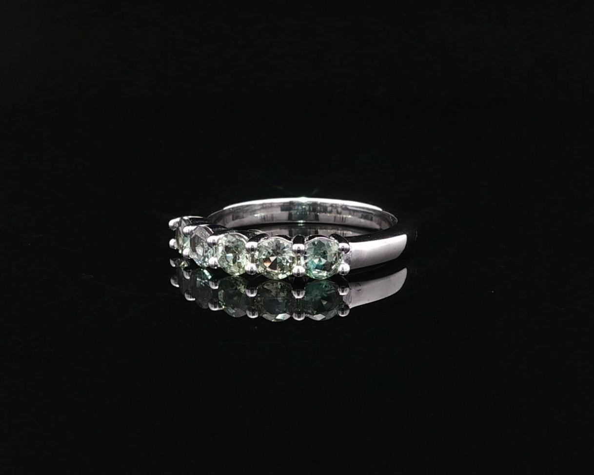 New Platinum GIA 0.93ctw Color Change Brazilian Alexandrite 5 Stone Band Ring en vente 1
