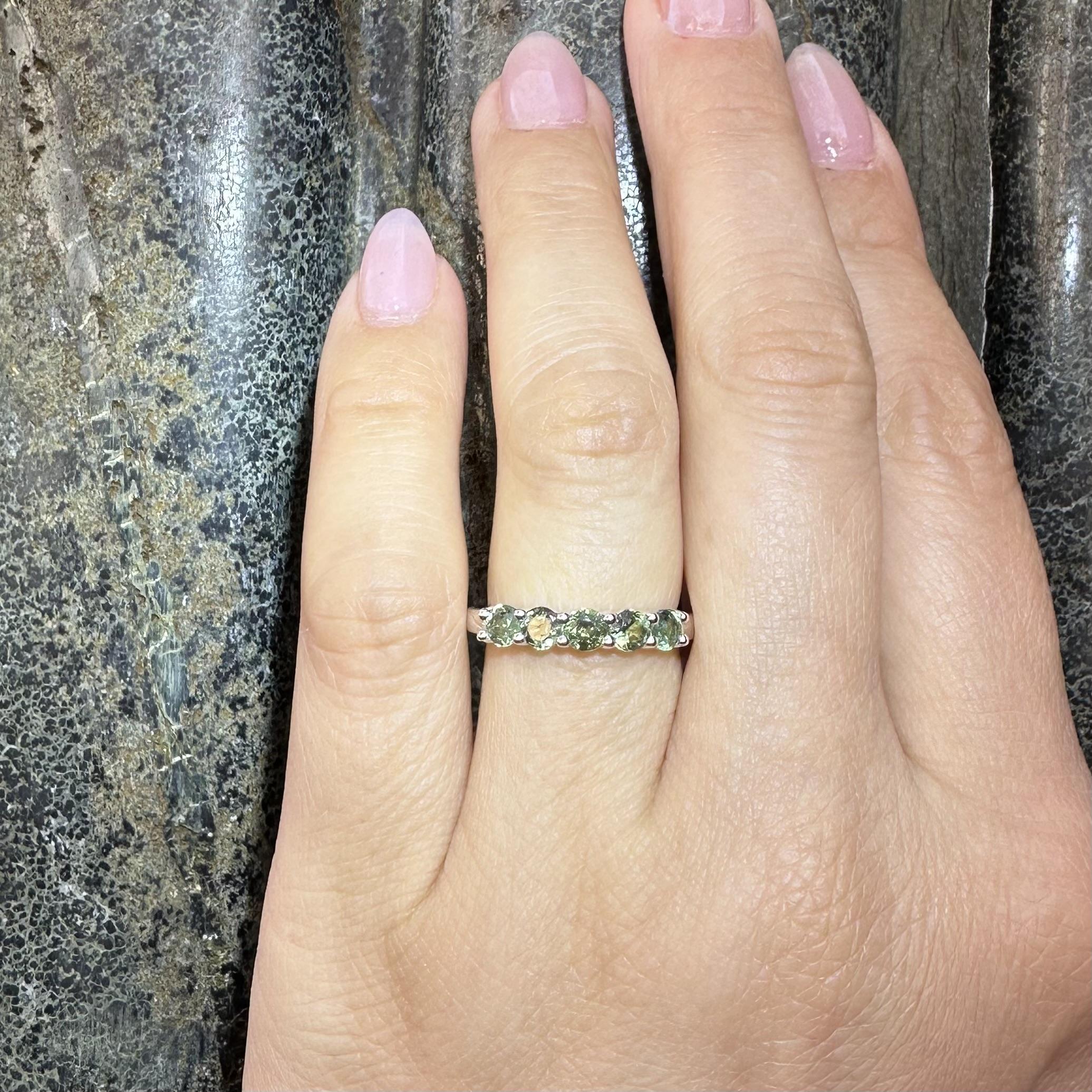 New Platinum GIA 0.93ctw Color Change Brazilian Alexandrite 5 Stone Band Ring en vente 2