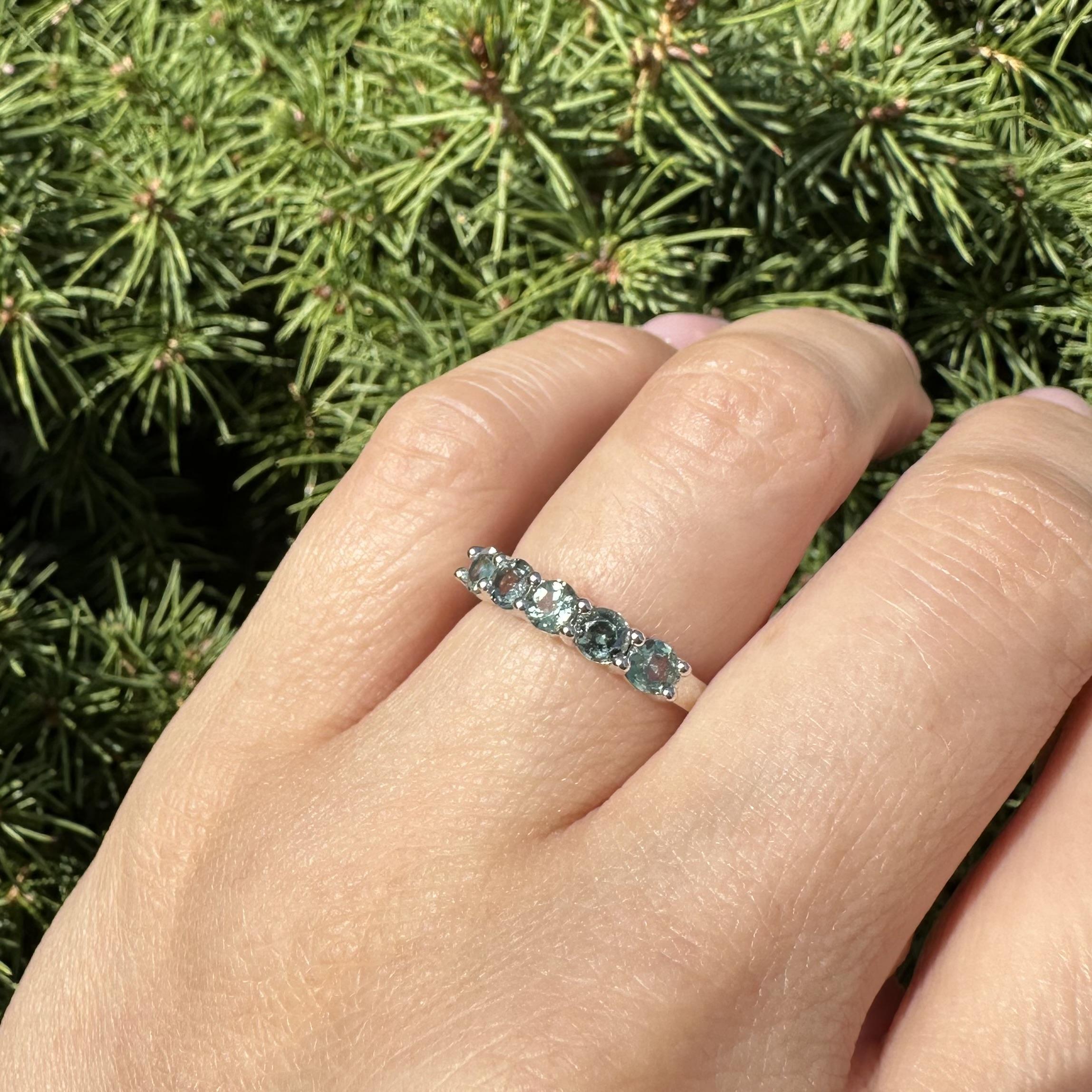 New Platinum GIA 0.93ctw Color Change Brazilian Alexandrite 5 Stone Band Ring en vente 3