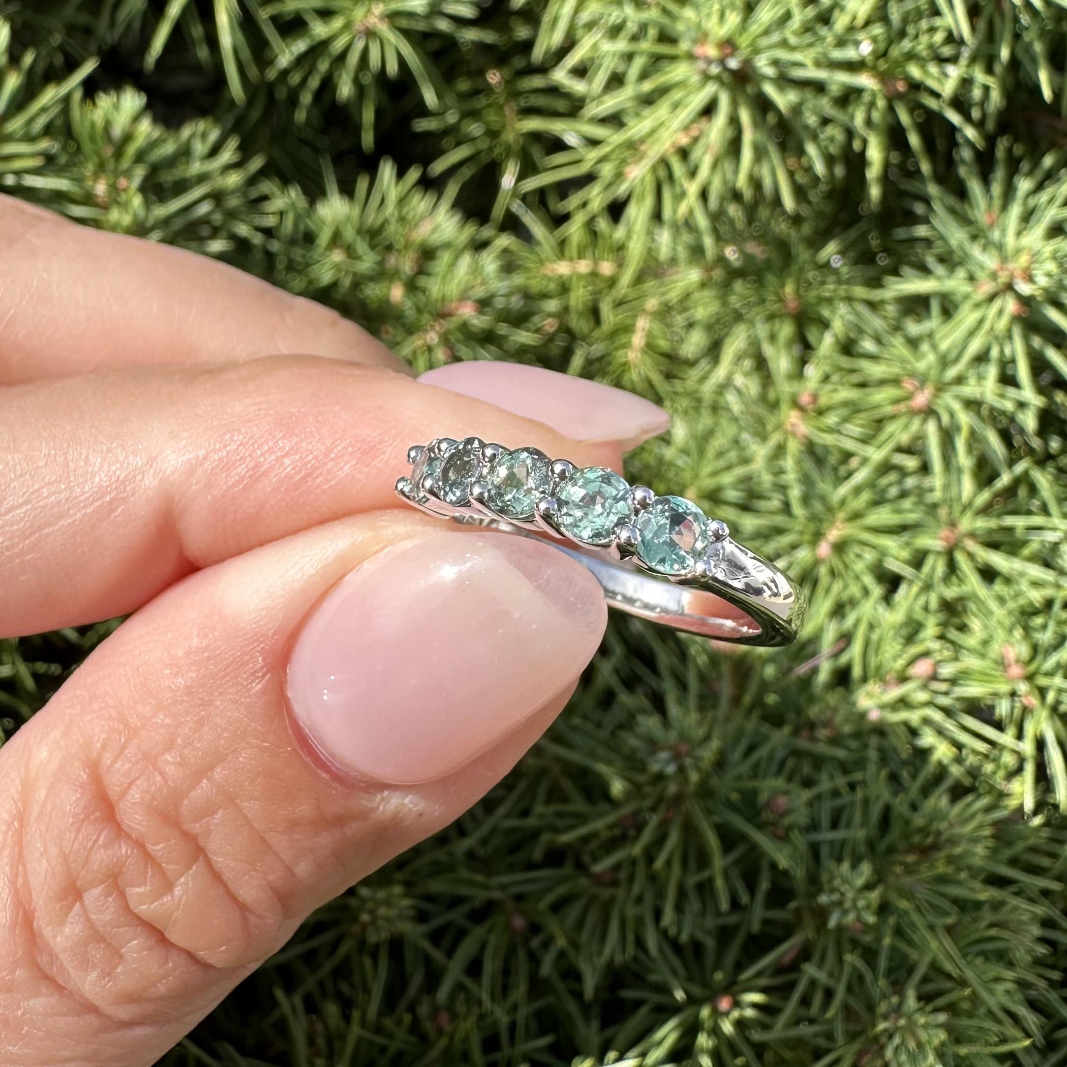 New Platinum GIA 0.93ctw Color Change Brazilian Alexandrite 5 Stone Band Ring en vente 4