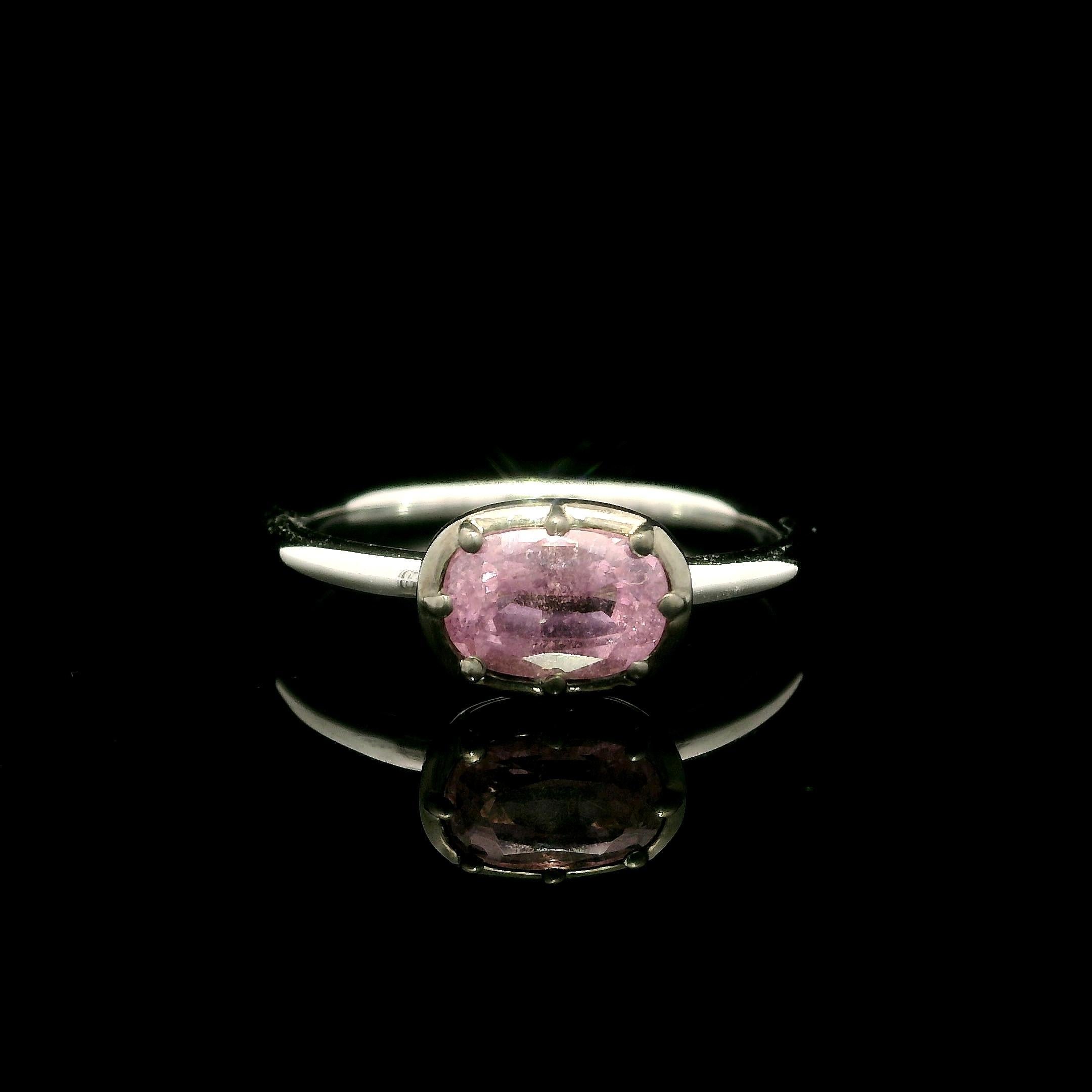 Neu Platin GIA 1,03ct Cushion Powder Pink Spinel Collet Set Solitaire Ring (Kissenschliff) im Angebot