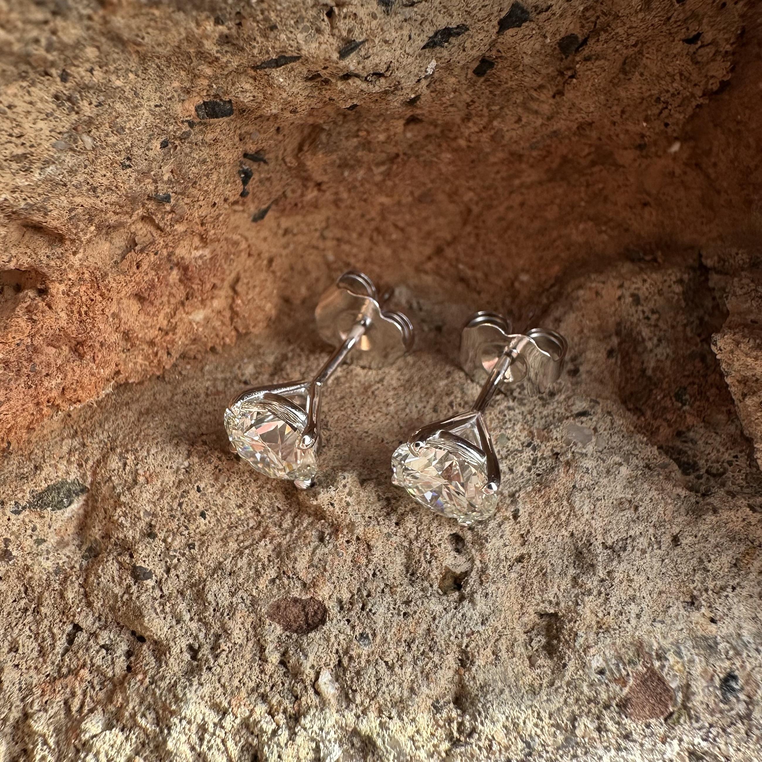 Nuovi orecchini in platino GIA 1,60ctw G VVS2 Round 4 Prong Martini in vendita 9