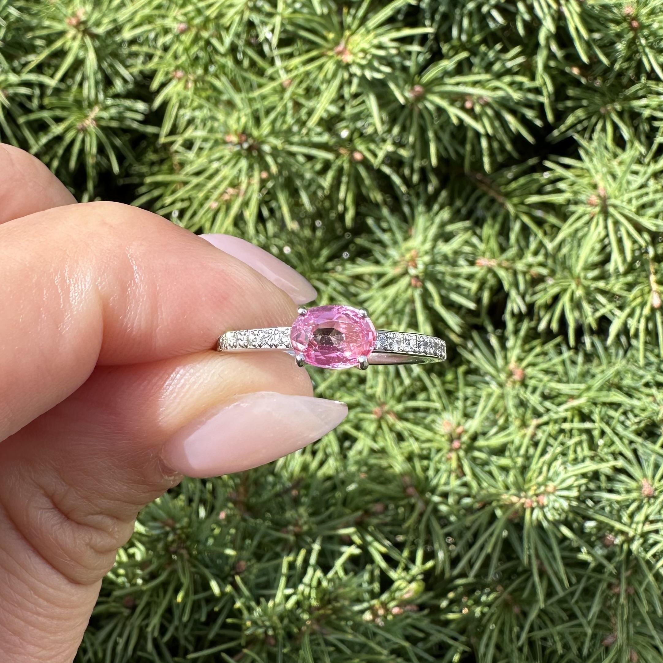 Nuovo anello in platino GIA con zaffiro rosa ovale e diamanti, dainty impilabile in vendita 6