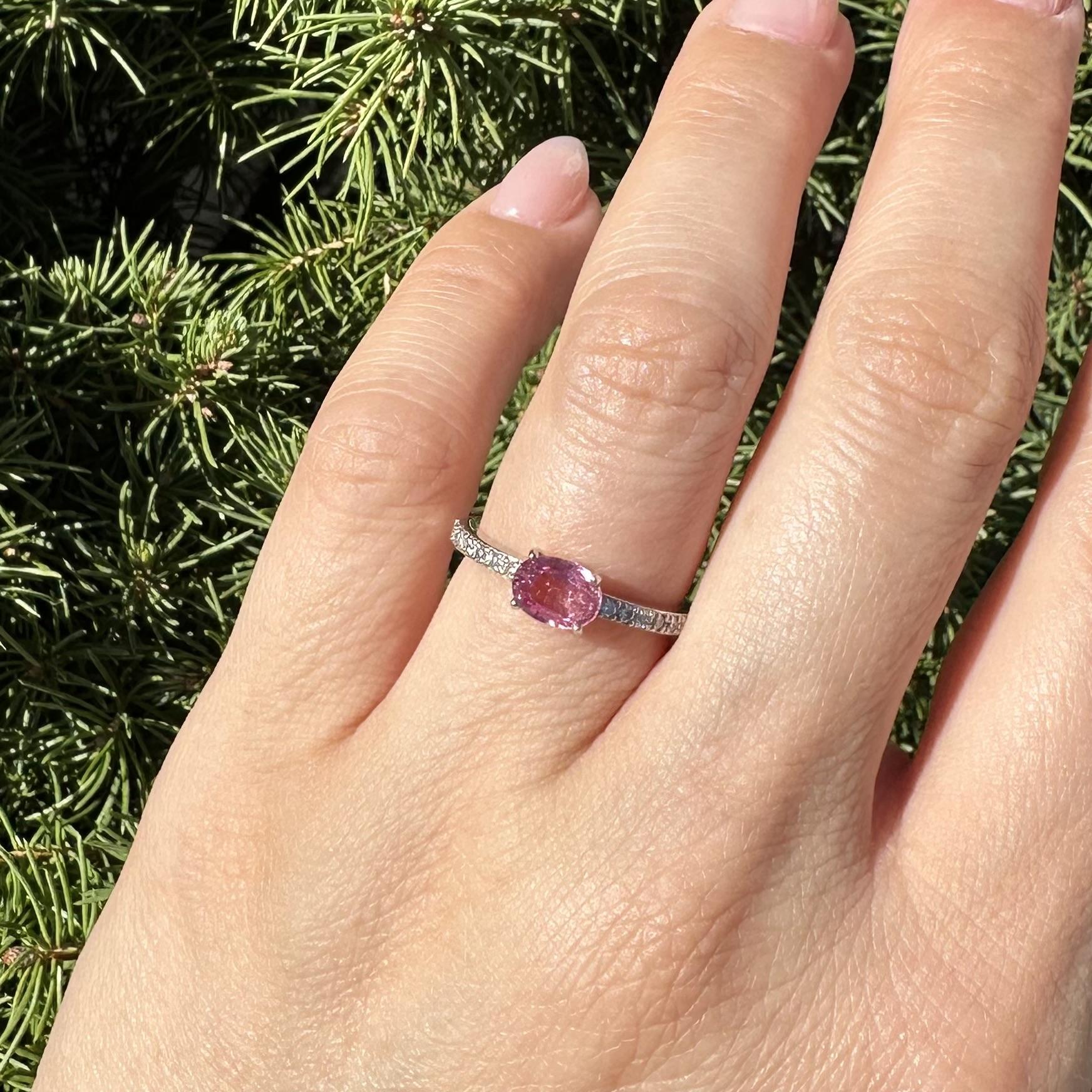 Nuovo anello in platino GIA con zaffiro rosa ovale e diamanti, dainty impilabile in vendita 11