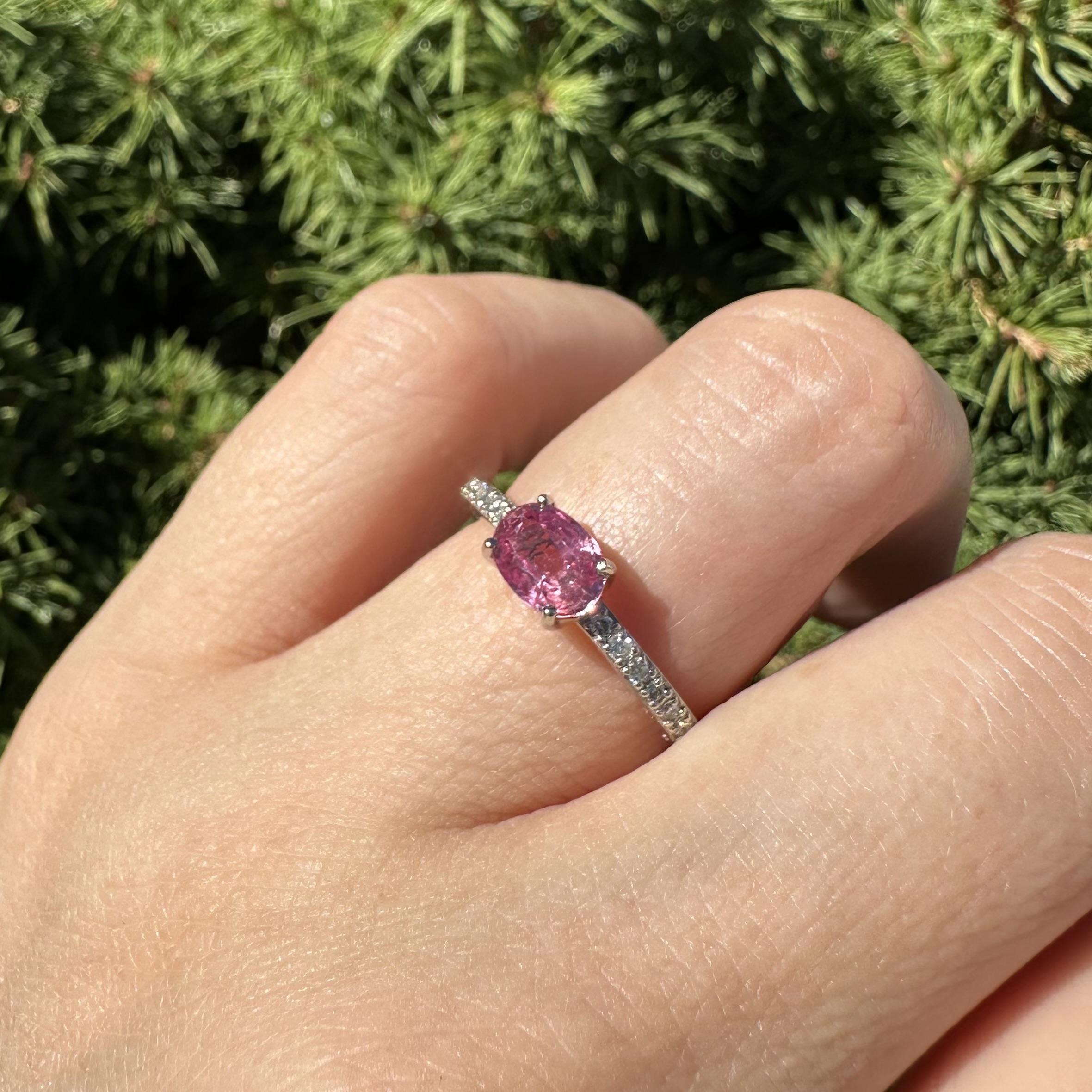 Nuovo anello in platino GIA con zaffiro rosa ovale e diamanti, dainty impilabile in vendita 12