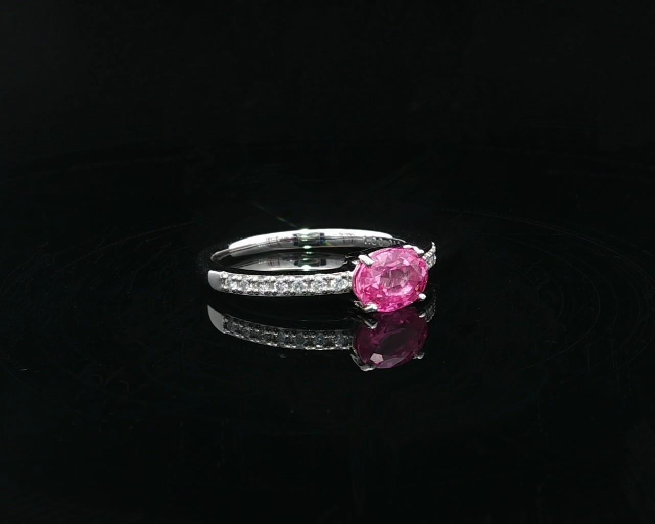 --Pietre: --
(1) Zaffiro naturale autentico - taglio ovale Brilliante - incastonato - colore rosa vivo - 1ct (esatto)
** Vedere i dettagli della certificazione qui sotto per informazioni complete
(14) Diamanti naturali autentici - taglio rotondo a