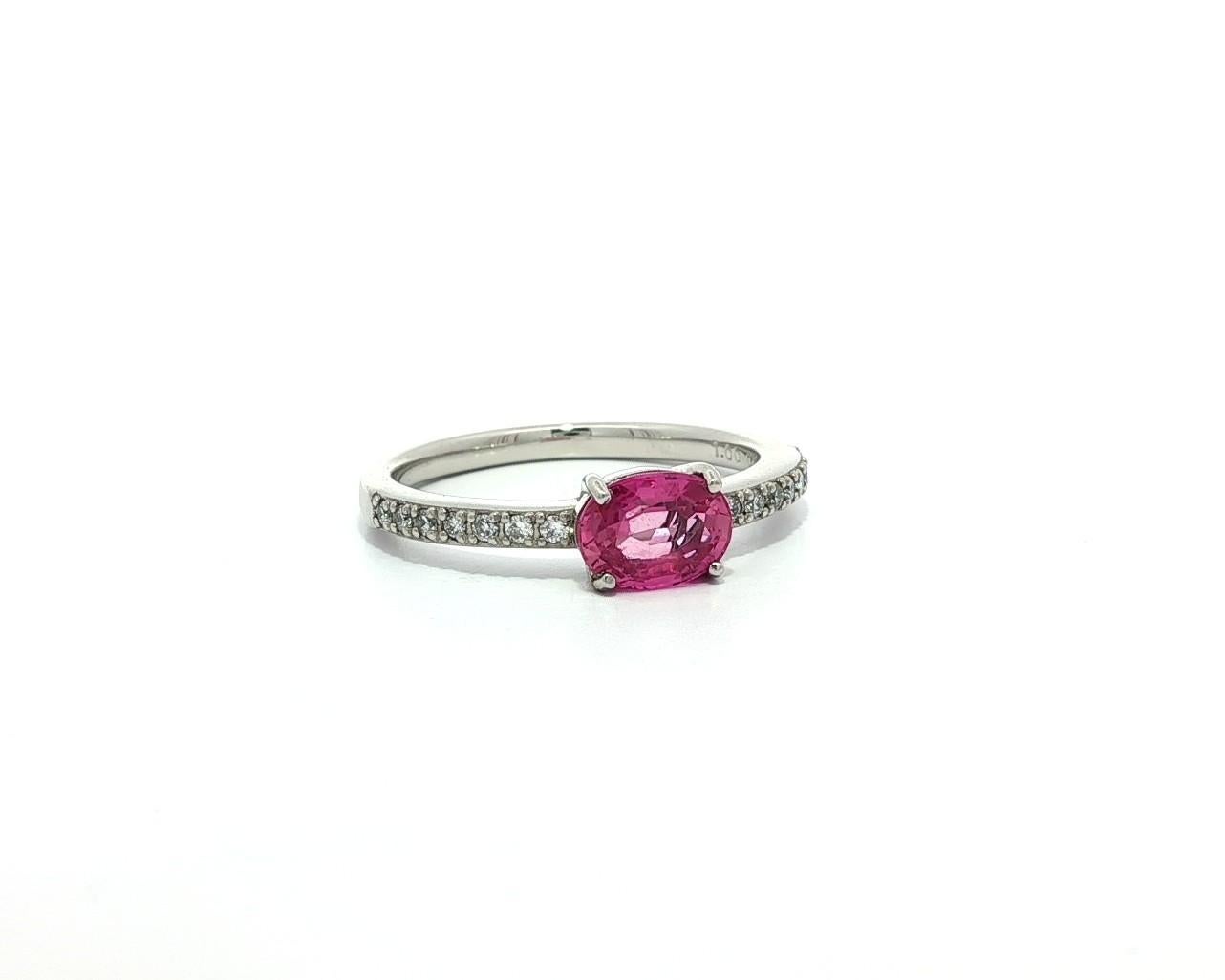 Taglio brillante Nuovo anello in platino GIA con zaffiro rosa ovale e diamanti, dainty impilabile in vendita