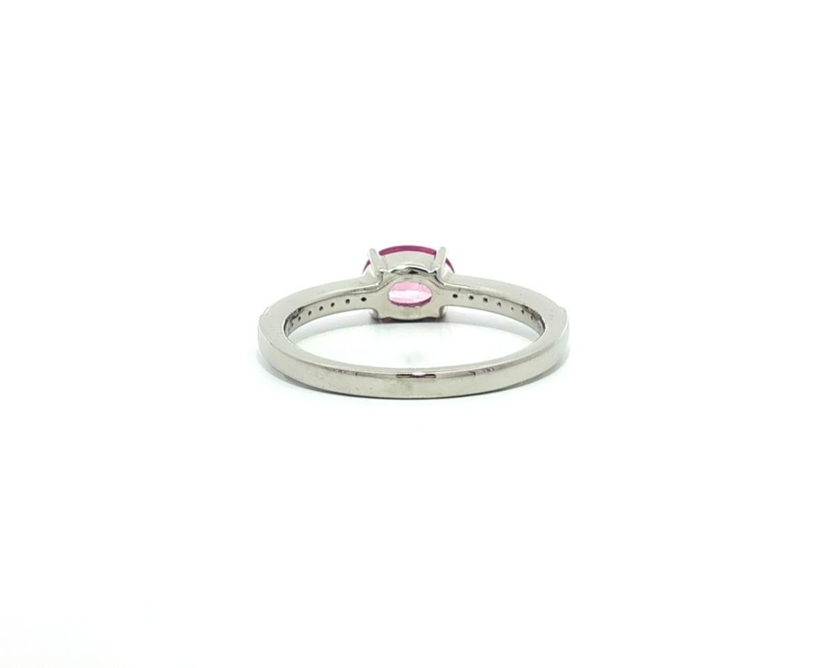 Nuovo anello in platino GIA con zaffiro rosa ovale e diamanti, dainty impilabile in vendita 1