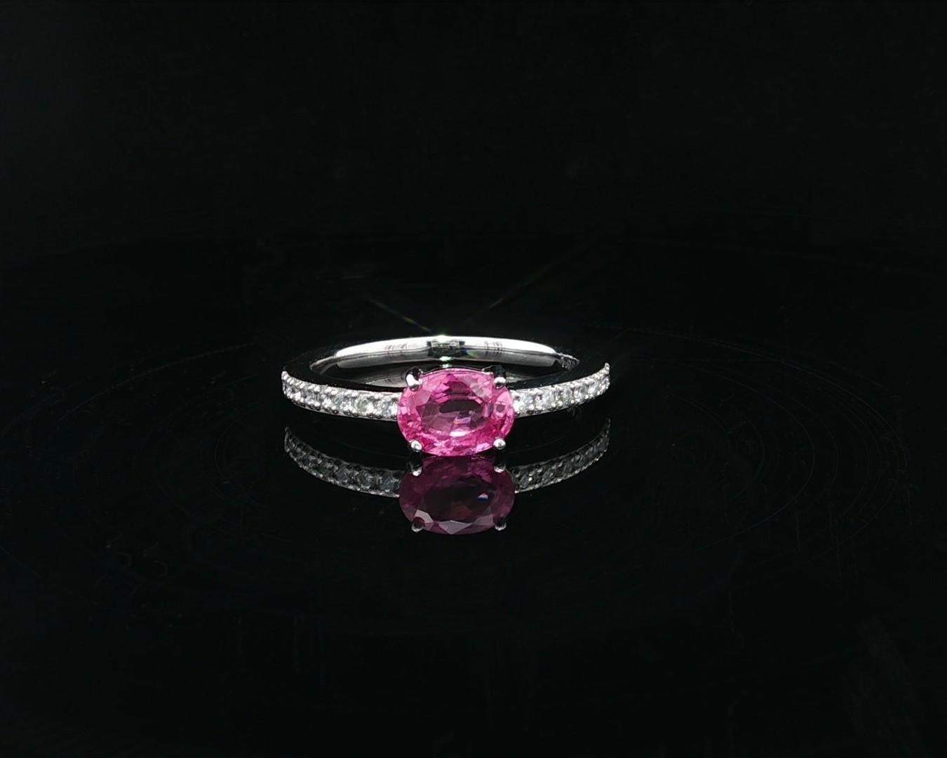 Nuovo anello in platino GIA con zaffiro rosa ovale e diamanti, dainty impilabile in vendita 3