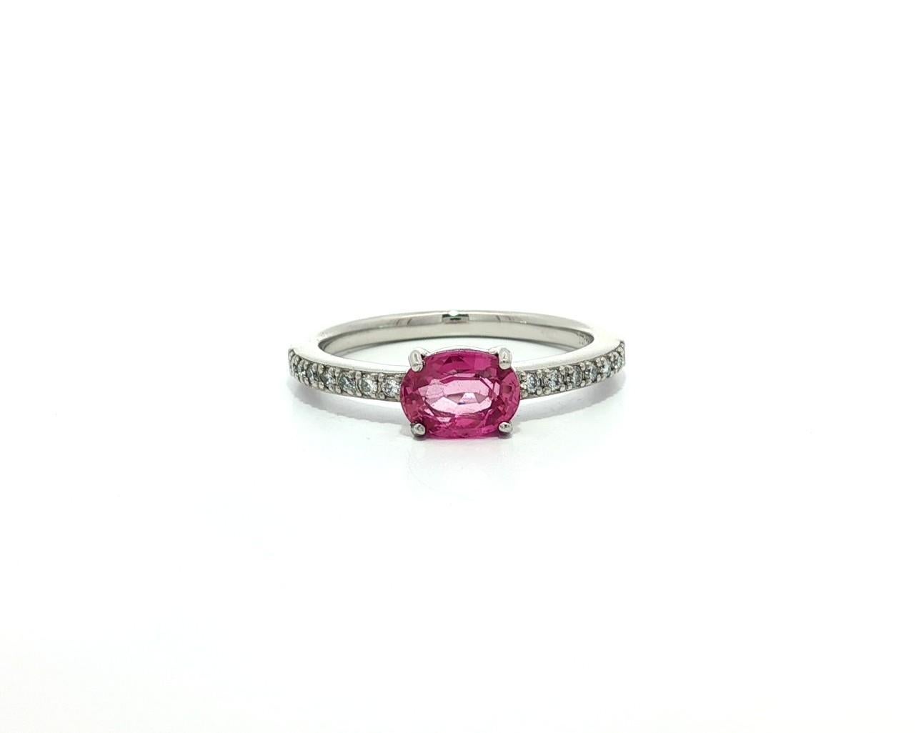 Nuovo anello in platino GIA con zaffiro rosa ovale e diamanti, dainty impilabile in vendita 4