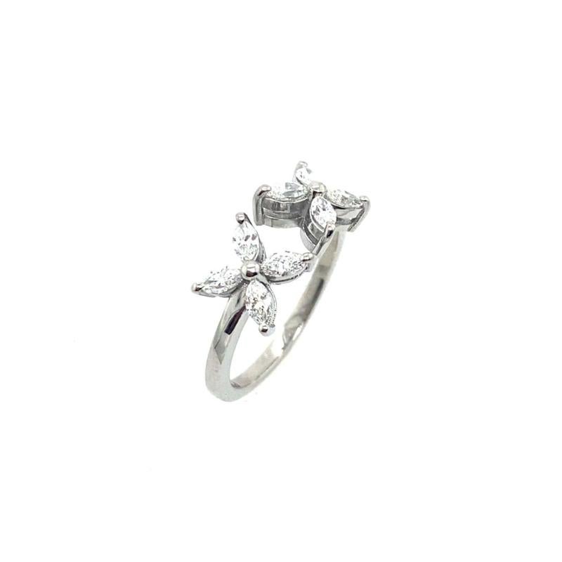 Dieser elegante Ring ist aus Platin gefertigt und hält ein Leben lang. Die Diamanten im Marquise-Schliff haben die Farbe und Reinheit VS/F-G. Die Marquise-Form und das Blumendesign des Rings sind ein zeitloses Symbol der Liebe.

Zusätzliche