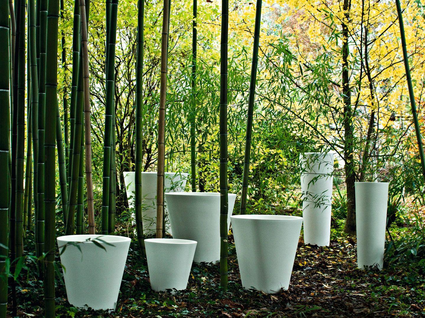 Una fioriera da giardino dalla tradizionale forma tronco-conica - quasi un archetipo della sua stessa forma - che risponde in modo semplice a un'antica esigenza, interpretata in modo nuovo e sofisticato.