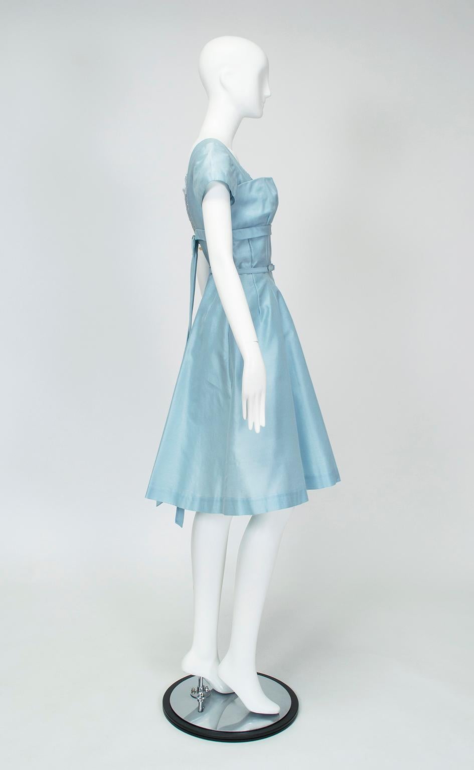 New Powder Blue Petal Shelf Bust Honeymoon Party Dress w Crinoline - M, 1953 im Zustand „Neu“ im Angebot in Tucson, AZ