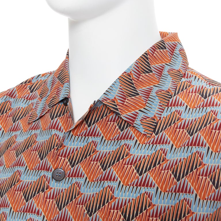 new PRADA 2017 orange blue ethnic geometric print Hawaiian bowling shirt S
Brand: Prada
Designer: Miuccia Prada
Collection: Fall Winter 2018
Model Name / Style: Hawaiian shirt
Material: Viscose
Color: Orange, blue
Pattern: Geometric
Closure: