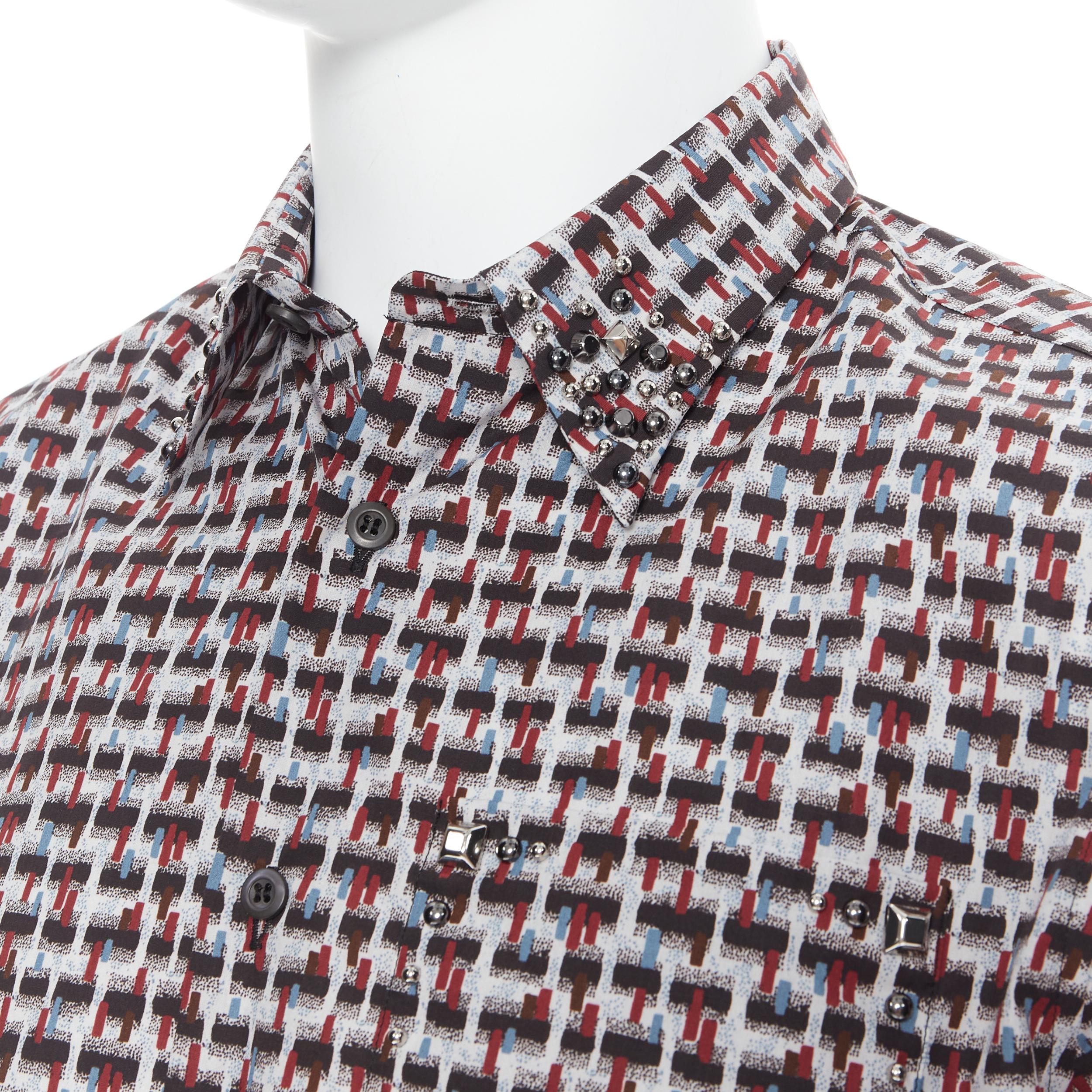 new PRADA 2018 Losanga abstract geometric print studded collar shirt EU39 M 
Reference: TGAS/B00390 
Brand: Prada 
Designer: Miuccia Prada 
Collection: 2018 
Material: Cotton 
Color: Grey 
Pattern: Geometric 
Extra Detail: Silver stud embellishment