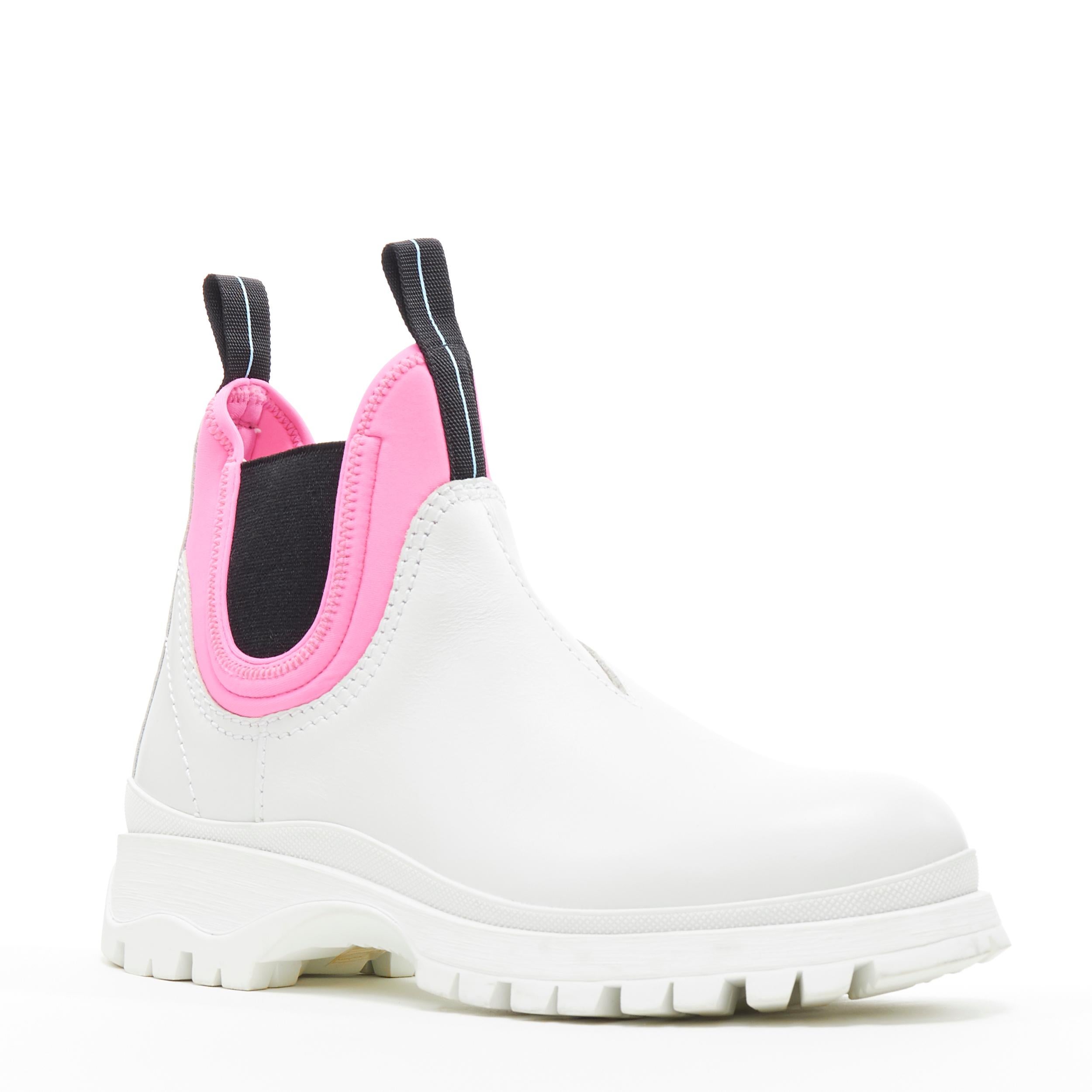new PRADA 2018 Runway neon pink neoprene white leather ankle chelsea boot EU38.5
Brand: Prada
Designer: Miuccia Prada
Collection: AW2018
Model Name / Style: Neoprene boots
Material: Leather, neoprene
Color: White, pink
Pattern: Solid
Extra Detail: