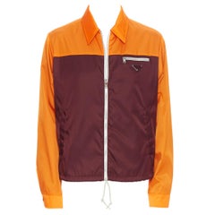 PRADA Veste en nylon à plaques émaillées en forme de triangle orange bordeaux, neuve, taille IT 48, 2019