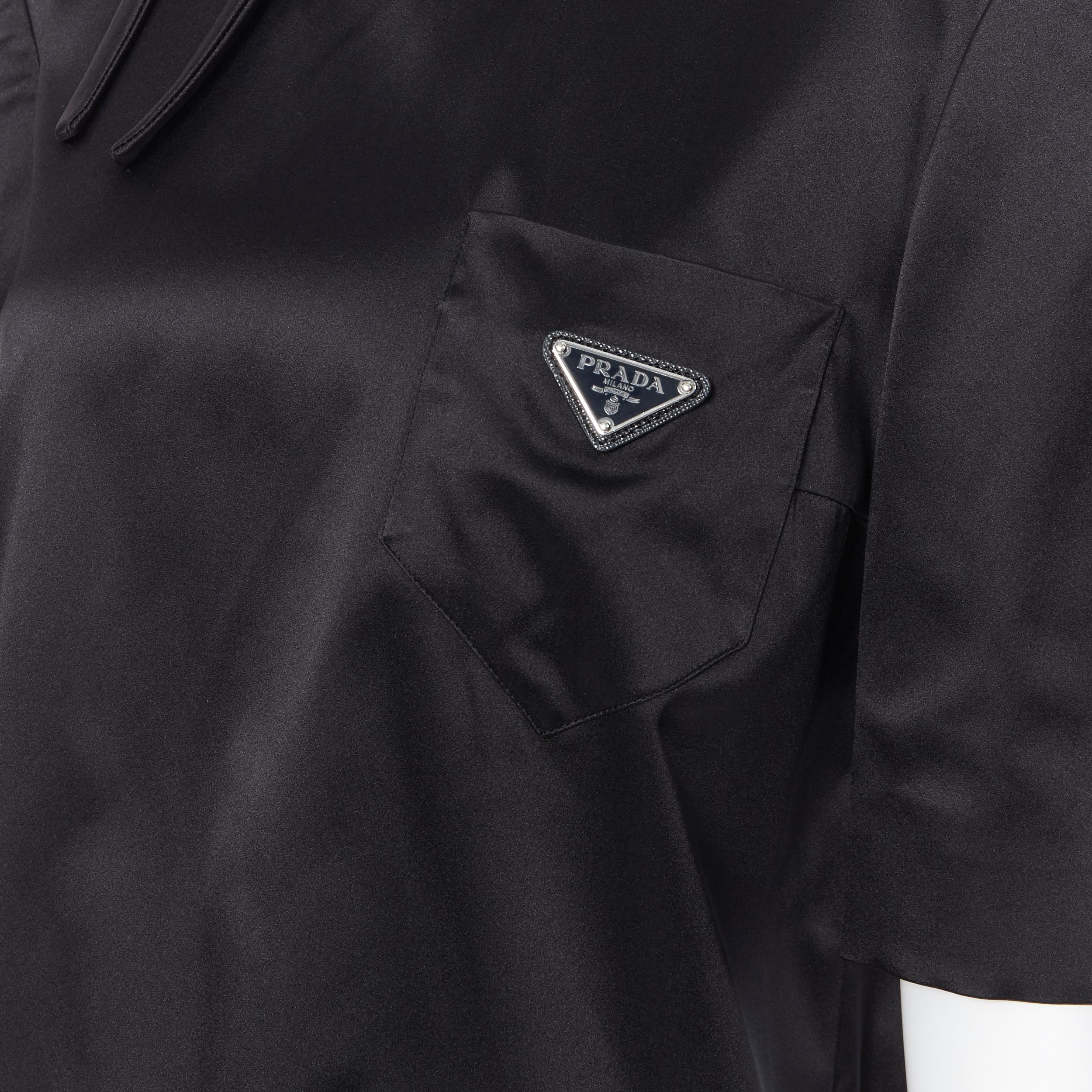 nuevo PRADA 2019 Pasarela seda negra duchesse triángulo logo lazo cuello top IT42 M
Marca: Prada
Diseñador: Miuccia Prada
Colección: Primavera Verano 2019 Look 1
Nombre del modelo / Estilo: Top de seda
Material: Seda
Color: Negro
Patrón: