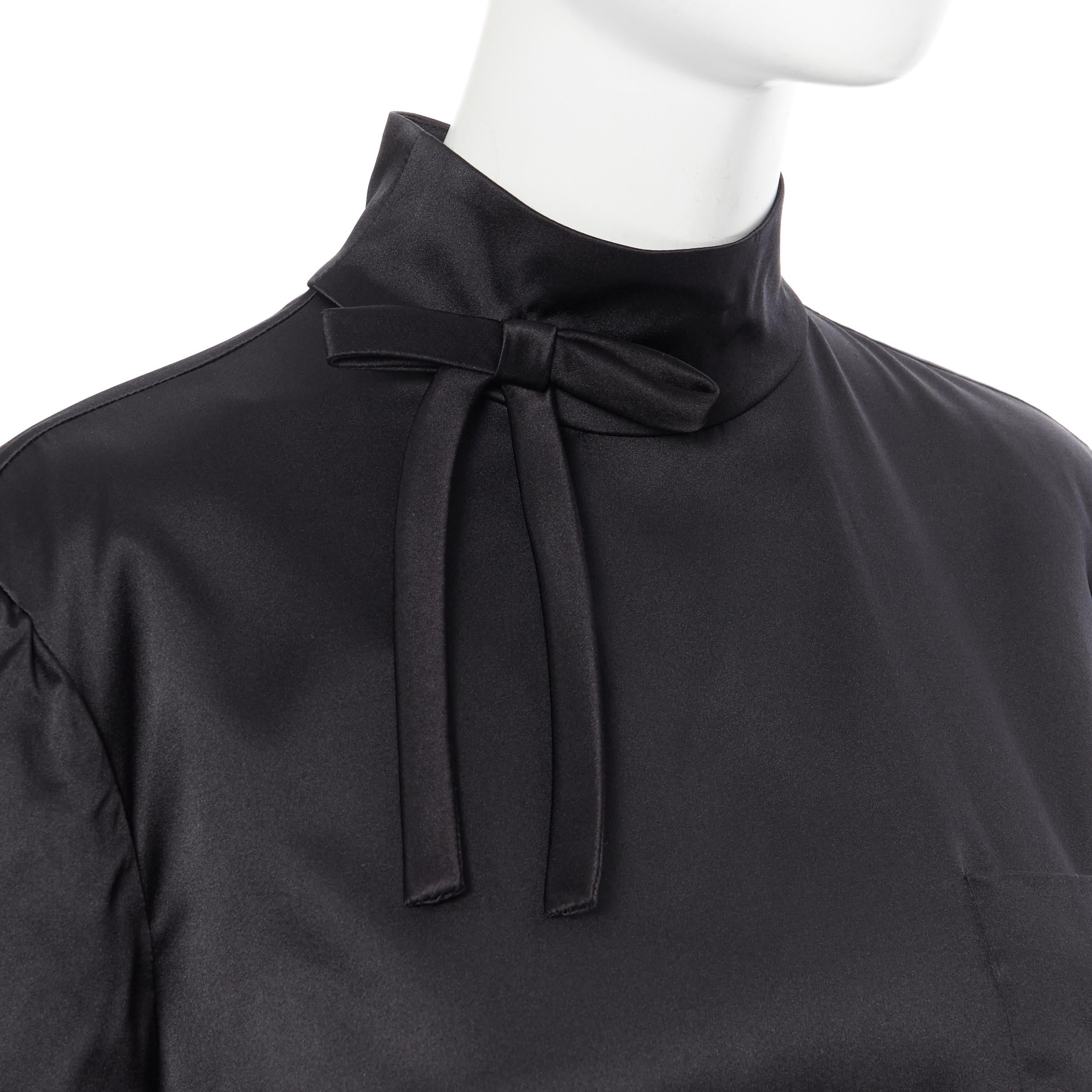 nuevo PRADA 2019 Pasarela seda negra duchesse triángulo logo lazo cuello top IT42 M 2