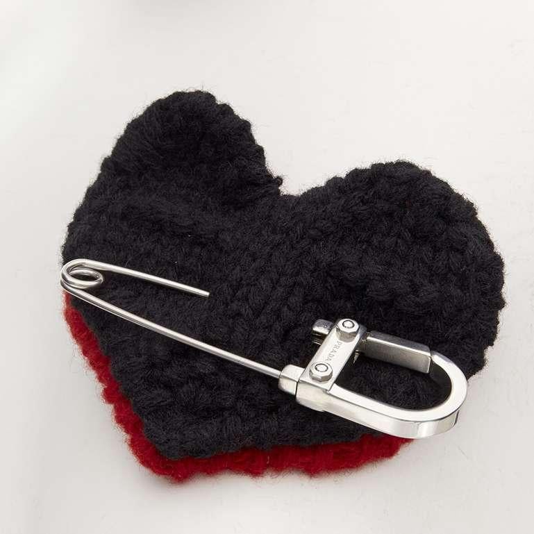 new PRADA 2019 Runway Frankenstein handmade crochet double heart pin brooch
Reference: TGAS/C01604
Brand: Prada
Designer: Miuccia Prada
Collection: 2019 - Runway
Material: Wool, Metal
Color: Red, Black
Pattern: Solid
Closure: Pin
Extra Details: