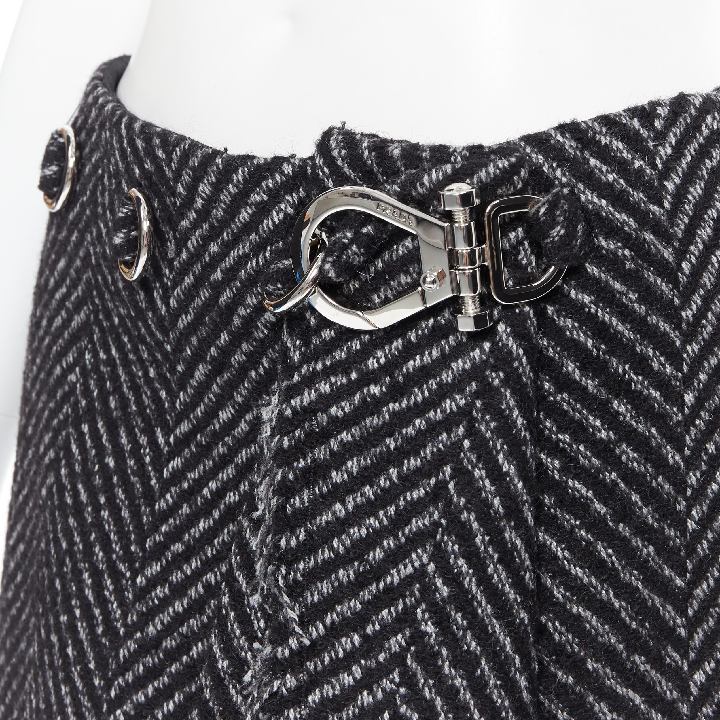new PRADA 2019 Runway grey chevon wool tweed frayed metal clasp skirt IT38 XS
Brand: Prada
Designer: Miuccia Prada
Collection: Fall Winter 2019
Model Name / Style: Wool skirt
Material: Wool
Color: Grey
Pattern: Solid
Closure: Clasp
Extra Detail:
