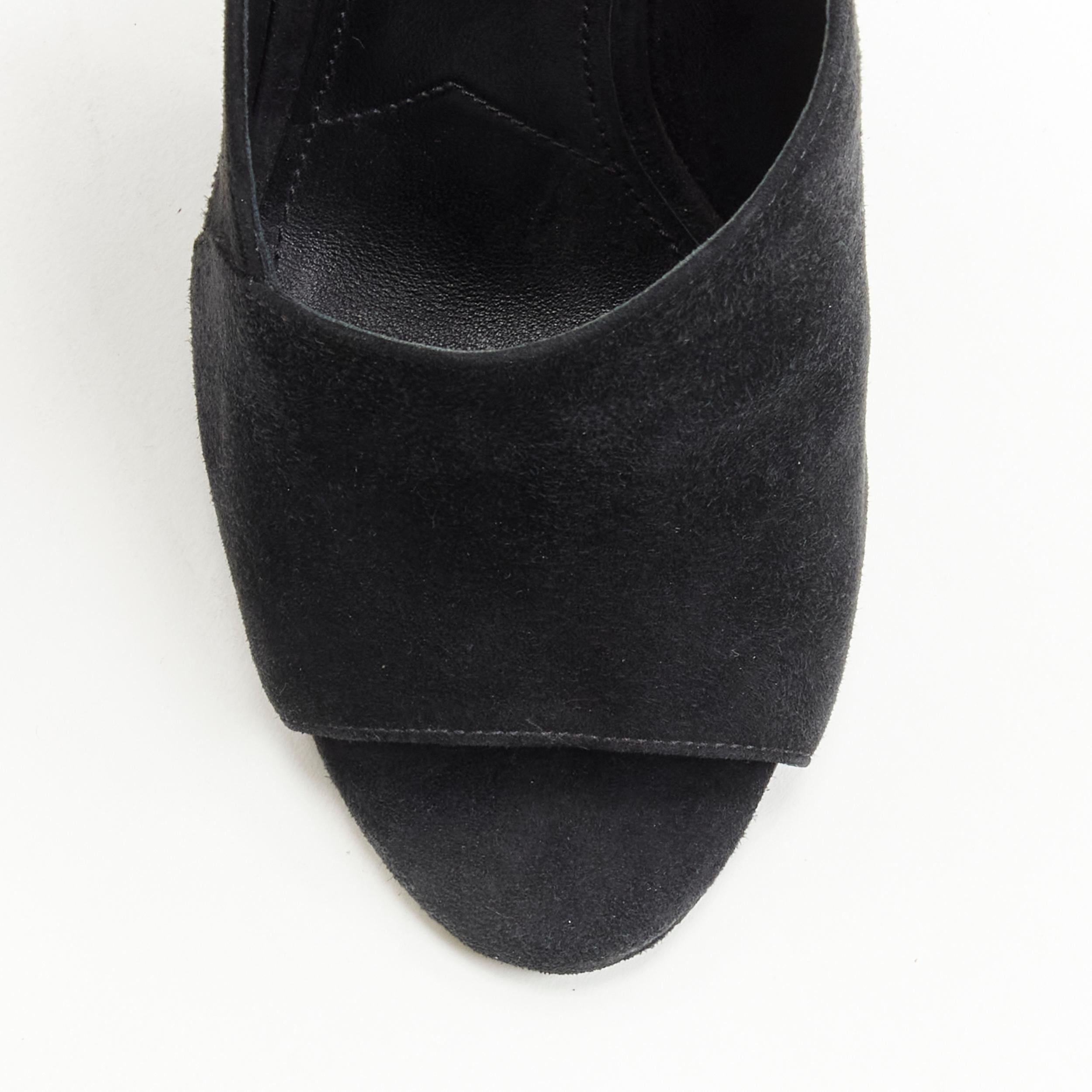 PRADA - Chaussures de défilé à talons épais en daim noir métallisé doré EU37, neuves, 2019 en vente 1