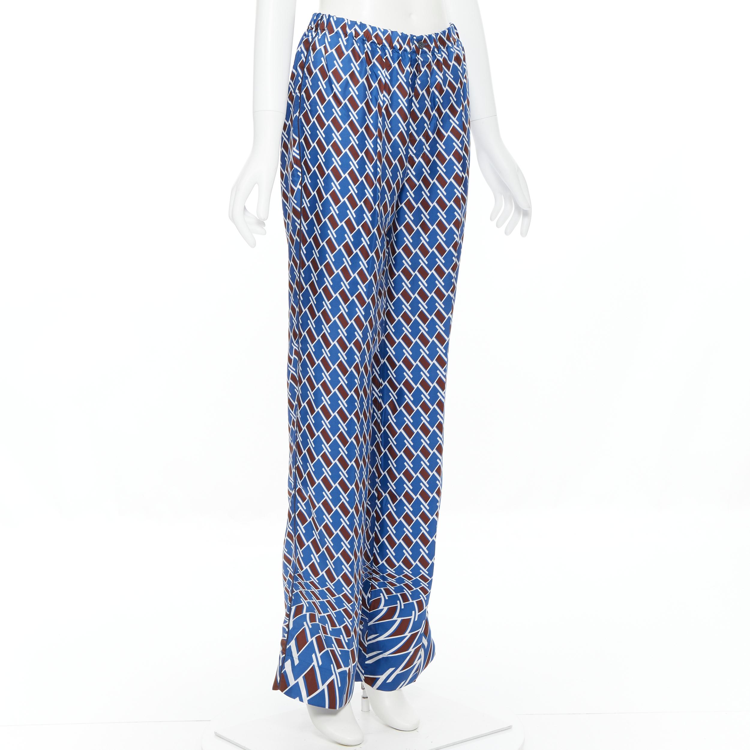 new PRADA 2019 Twist Swirl Geometric blue chevron print 100% silk pyjama pants S 
Reference: TGAS/B00423 
Brand: Prada 
Designer: Miuccia Prada 
Collection: Resort 2019 
Material: Silk 
Color: Blue 
Pattern: Geometric 
Extra Detail: Twist Swirl