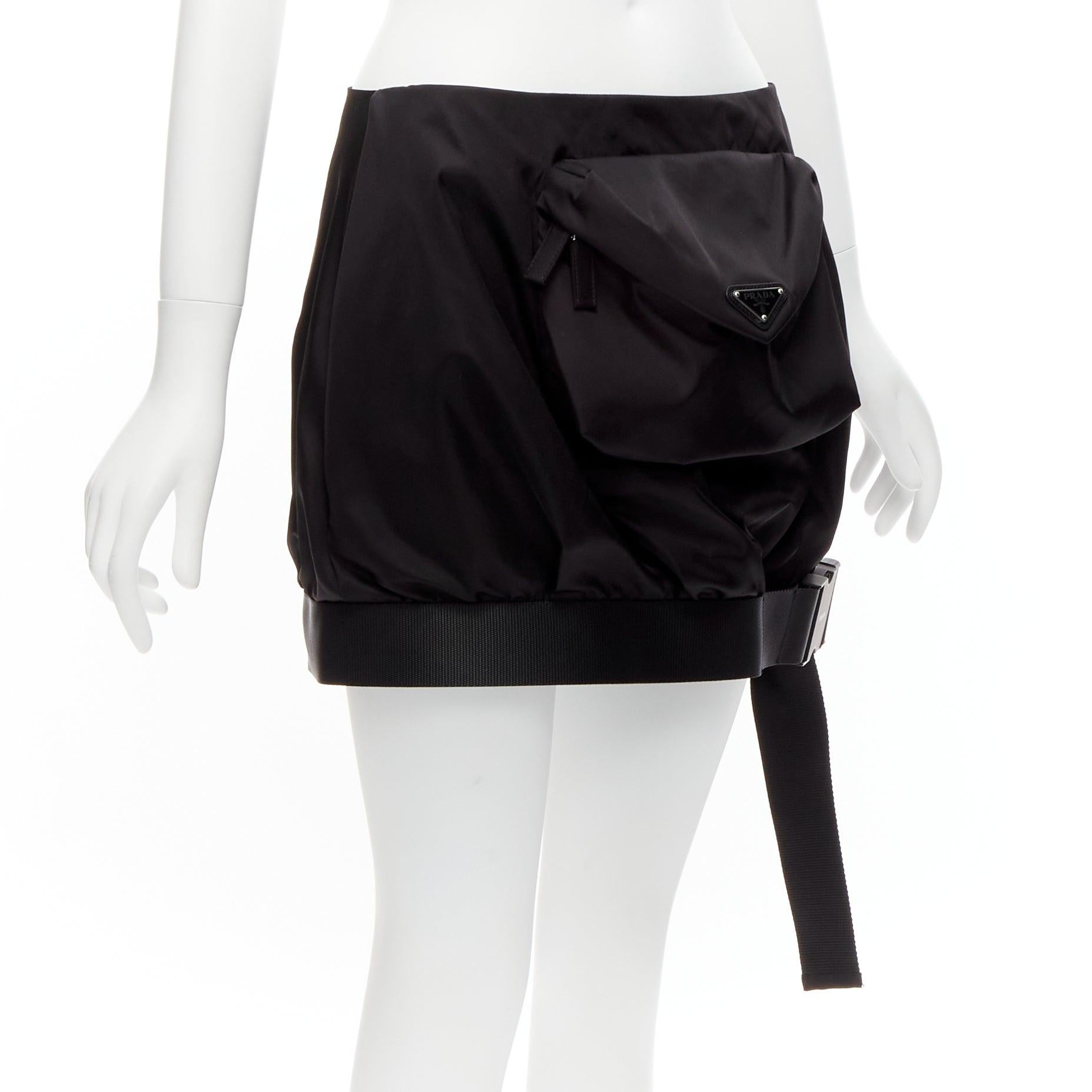 Noir PRADA - Jupe à bulles avec logo triangulaire et boucle de poche, en nylon, neuve, taille IT 38 XS, 2020 en vente