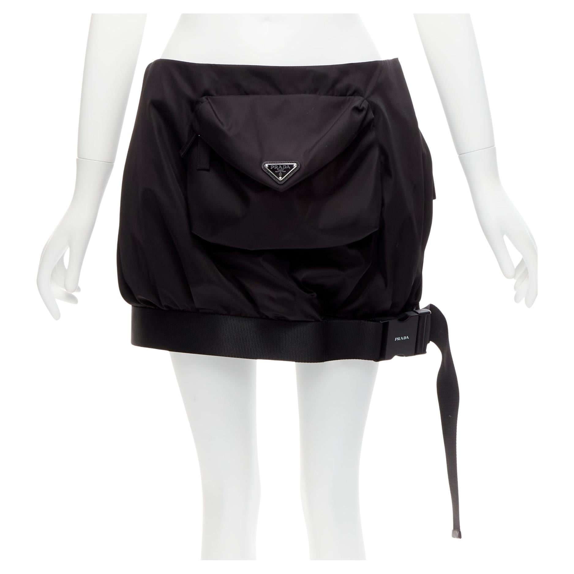PRADA - Jupe à bulles avec logo triangulaire et boucle de poche, en nylon, neuve, taille IT 38 XS, 2020 en vente