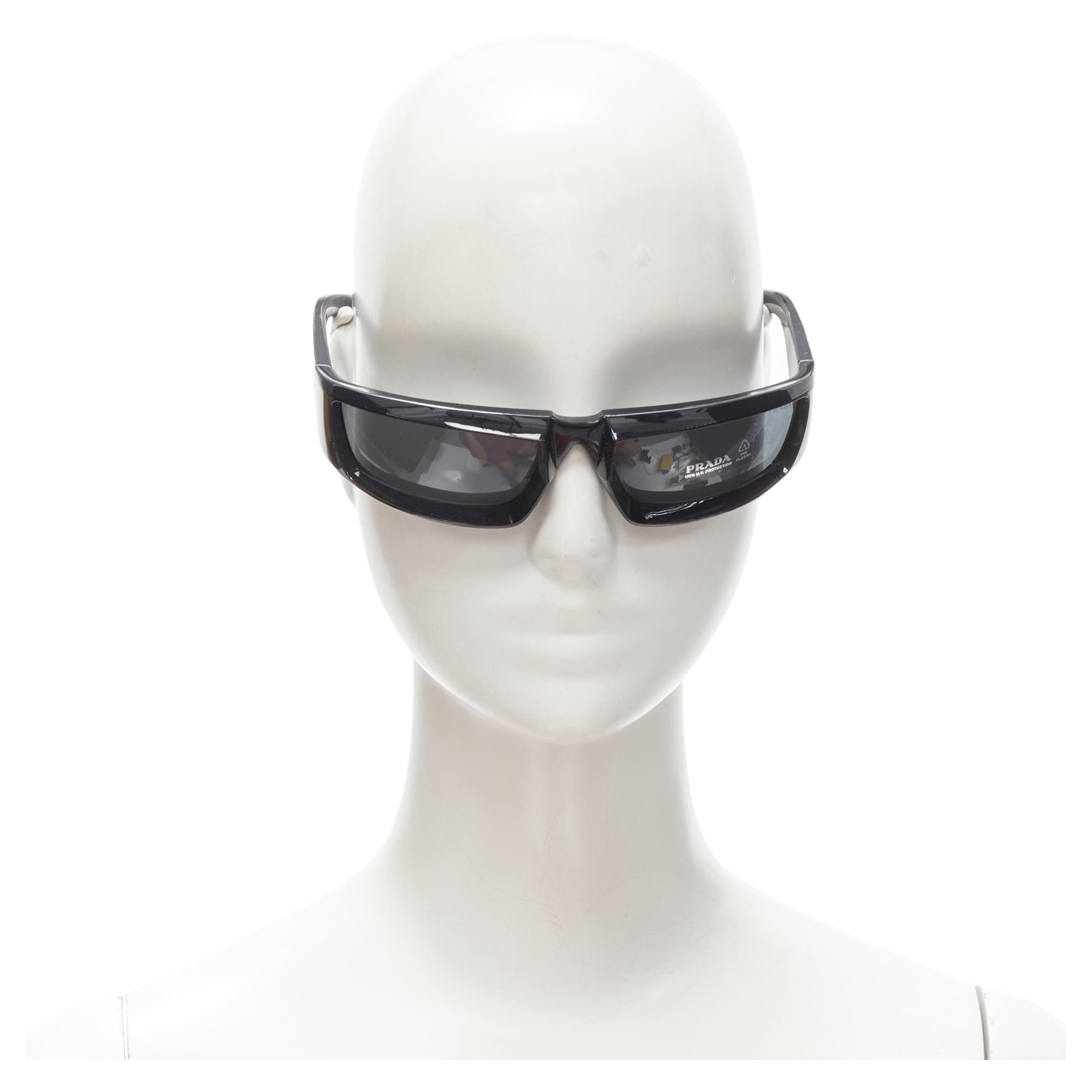 Dankbaar Aanpassing Kauwgom new PRADA 2022 Runway SPR25Y black 3D frame rectangular wrap sunglasses For  Sale at 1stDibs