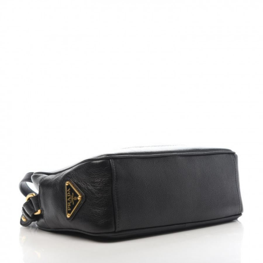 NEU Prada Schwarze Kamera-Umhängetasche aus Leder mit Jacquard-Logo im Zustand „Neu“ im Angebot in San Marcos, CA