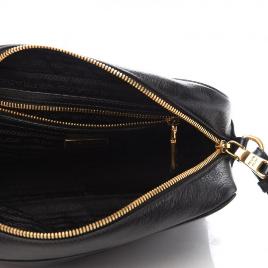 NEU Prada Schwarze Kamera-Umhängetasche aus Leder mit Jacquard-Logo Damen im Angebot