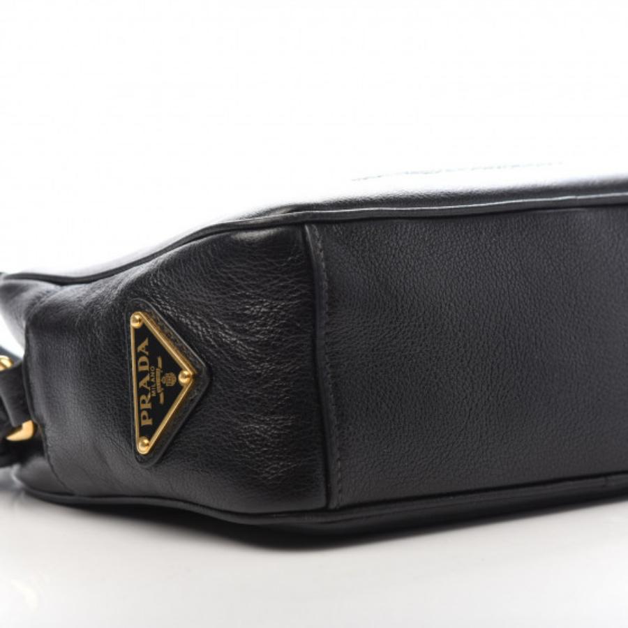 NEU Prada Schwarze Kamera-Umhängetasche aus Leder mit Jacquard-Logo im Angebot 1