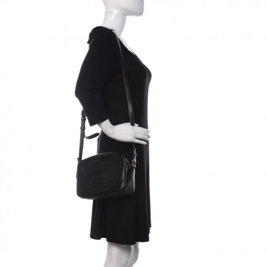 NEU Prada Schwarze Kamera-Umhängetasche aus Leder mit Jacquard-Logo im Angebot 5